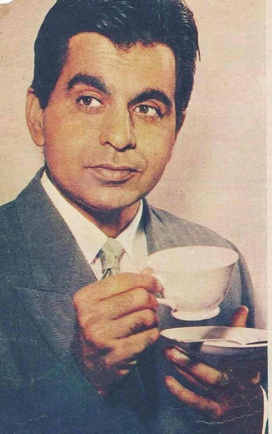 Indian 桌布 壁紙 — 一個穿著西裝的男人拿著茶杯，表情深思的復古肖像。