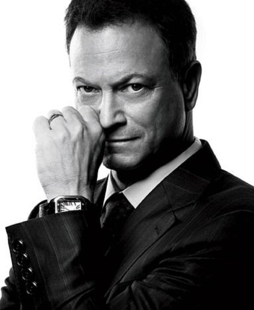 actor 桌布 壁紙 — 一個穿著西裝的男人用手托著下巴，自信地凝視的清晰黑白肖像。