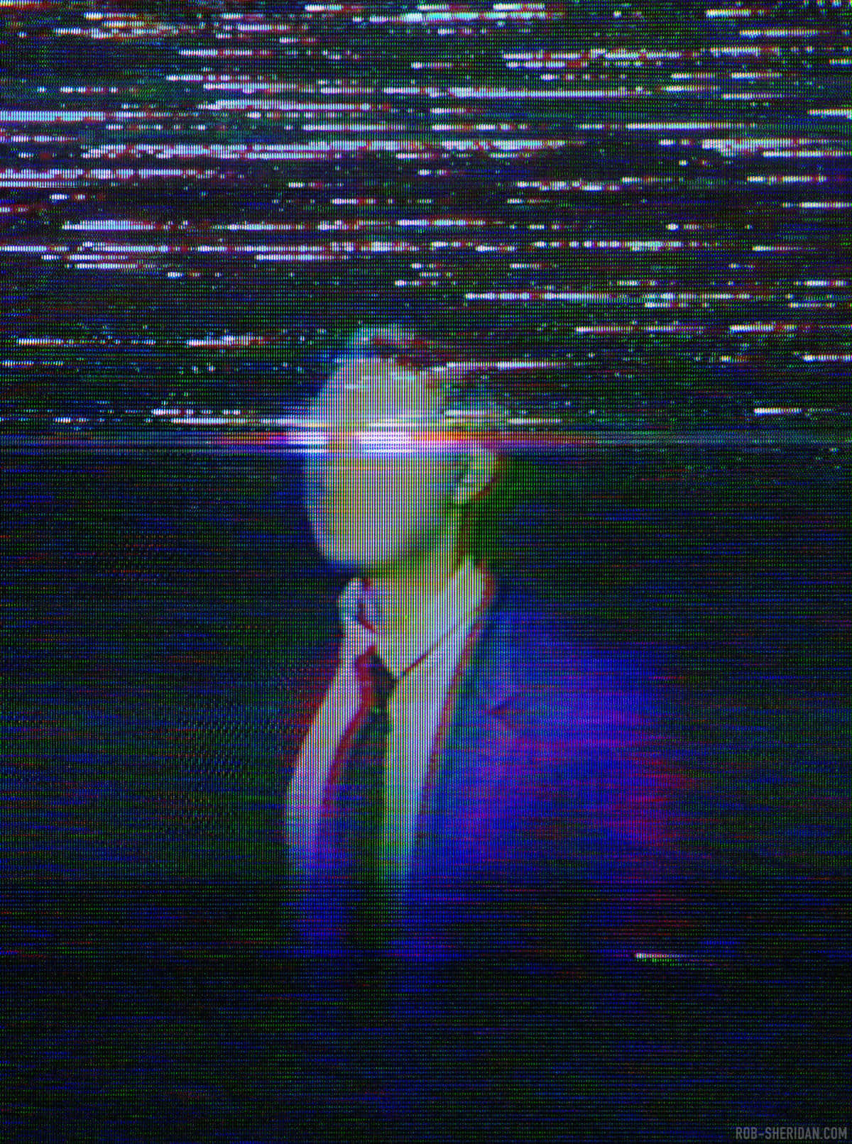 故障 桌布 壁紙 — 一個穿著西裝的男人的故障數位肖像，帶有鮮豔的像素扭曲和水平掃描線。