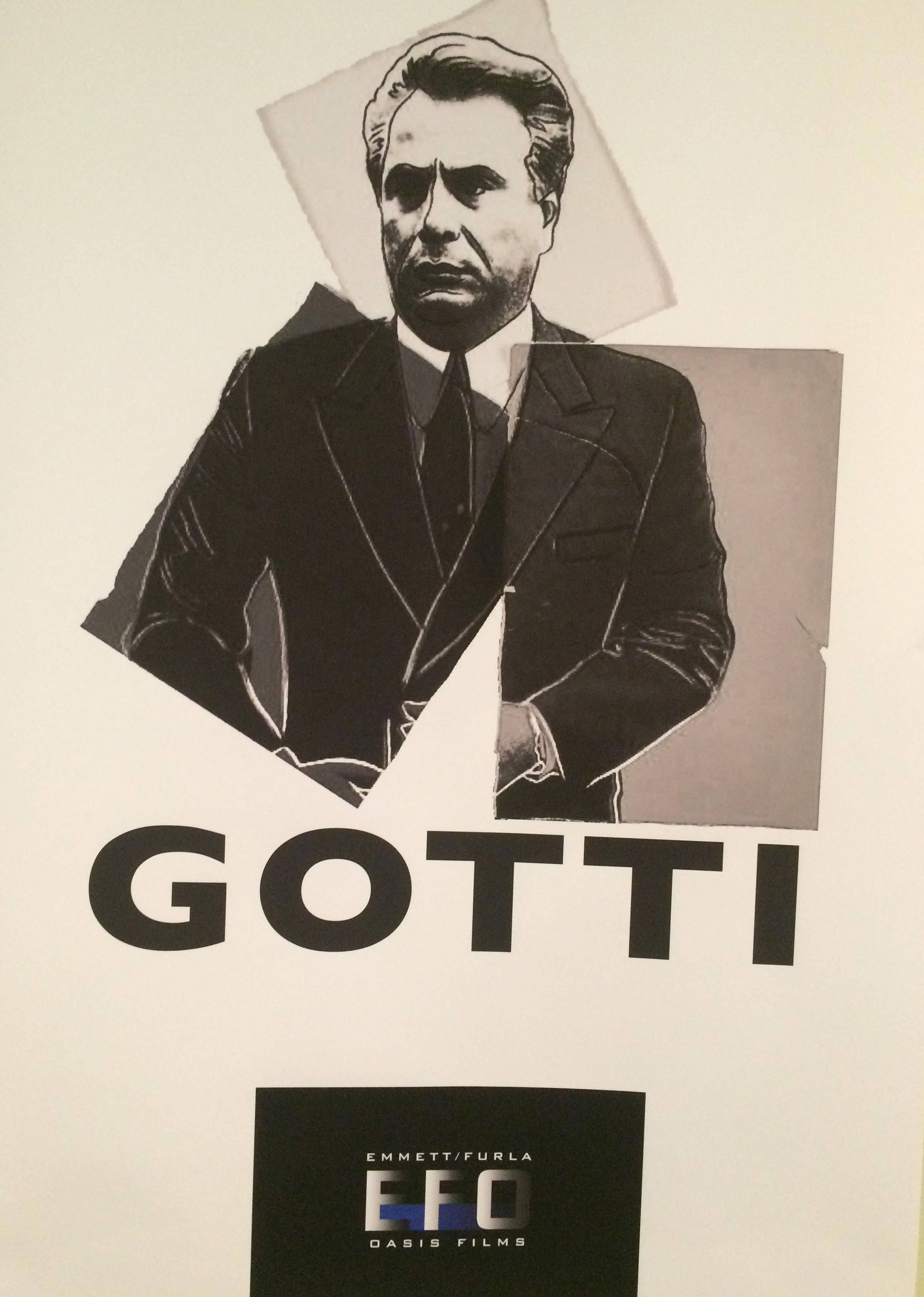Gotti 桌布 壁紙 — 一個穿著西裝的男人的黑白拼貼肖像，帶有撕裂的紙層和下方粗體的「GOTTI」文字。