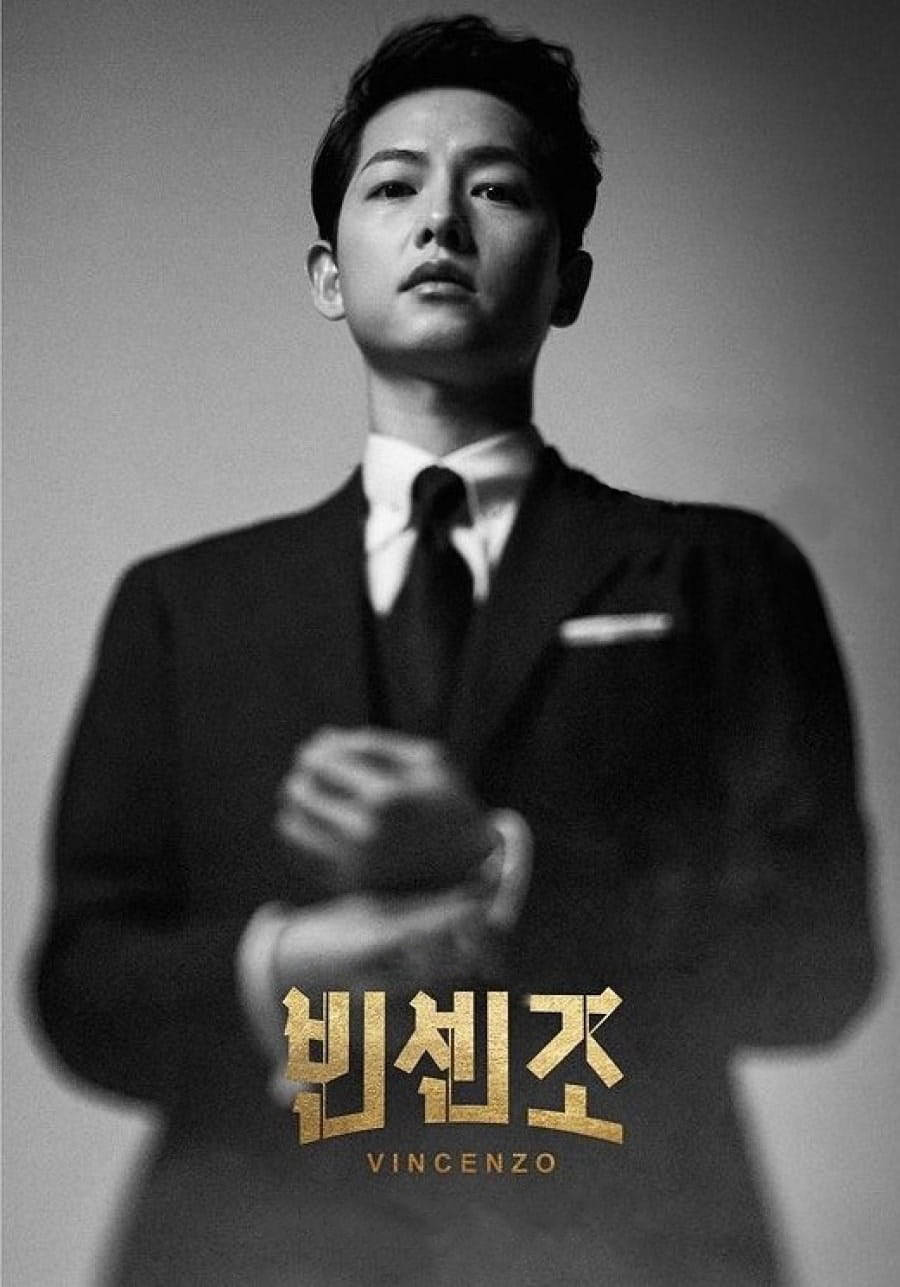 Mafia 桌布 壁紙 — 一個穿著西裝的男人黑白肖像，表情嚴肅地向上看。