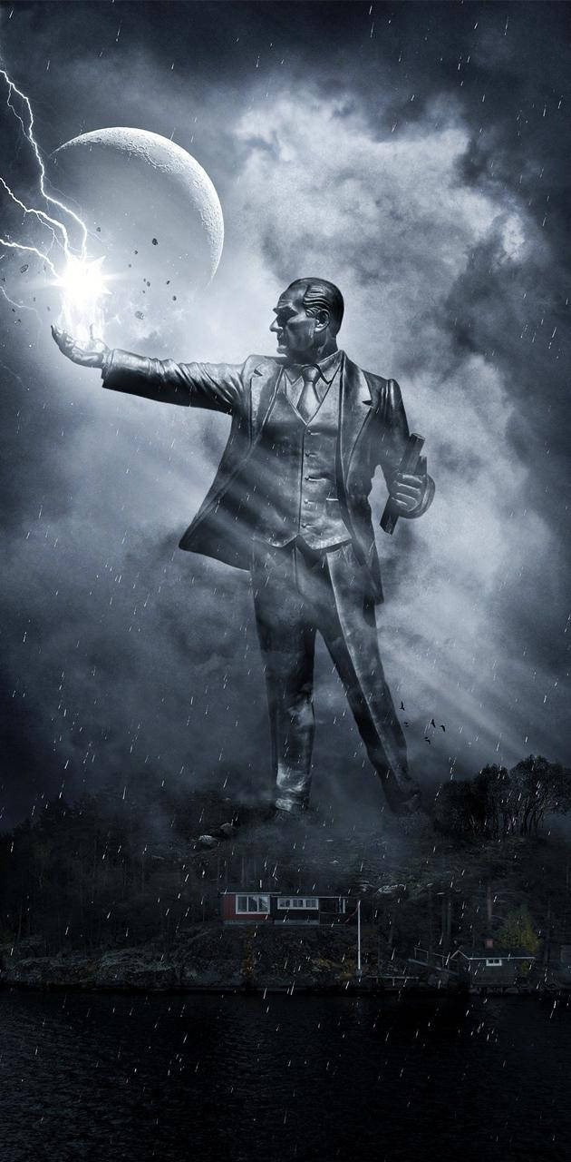 Ataturk 桌布 壁紙 — 一個穿著西裝的高大男人站在暴風雨中，從黑暗水景上方發光的月亮召喚閃電。