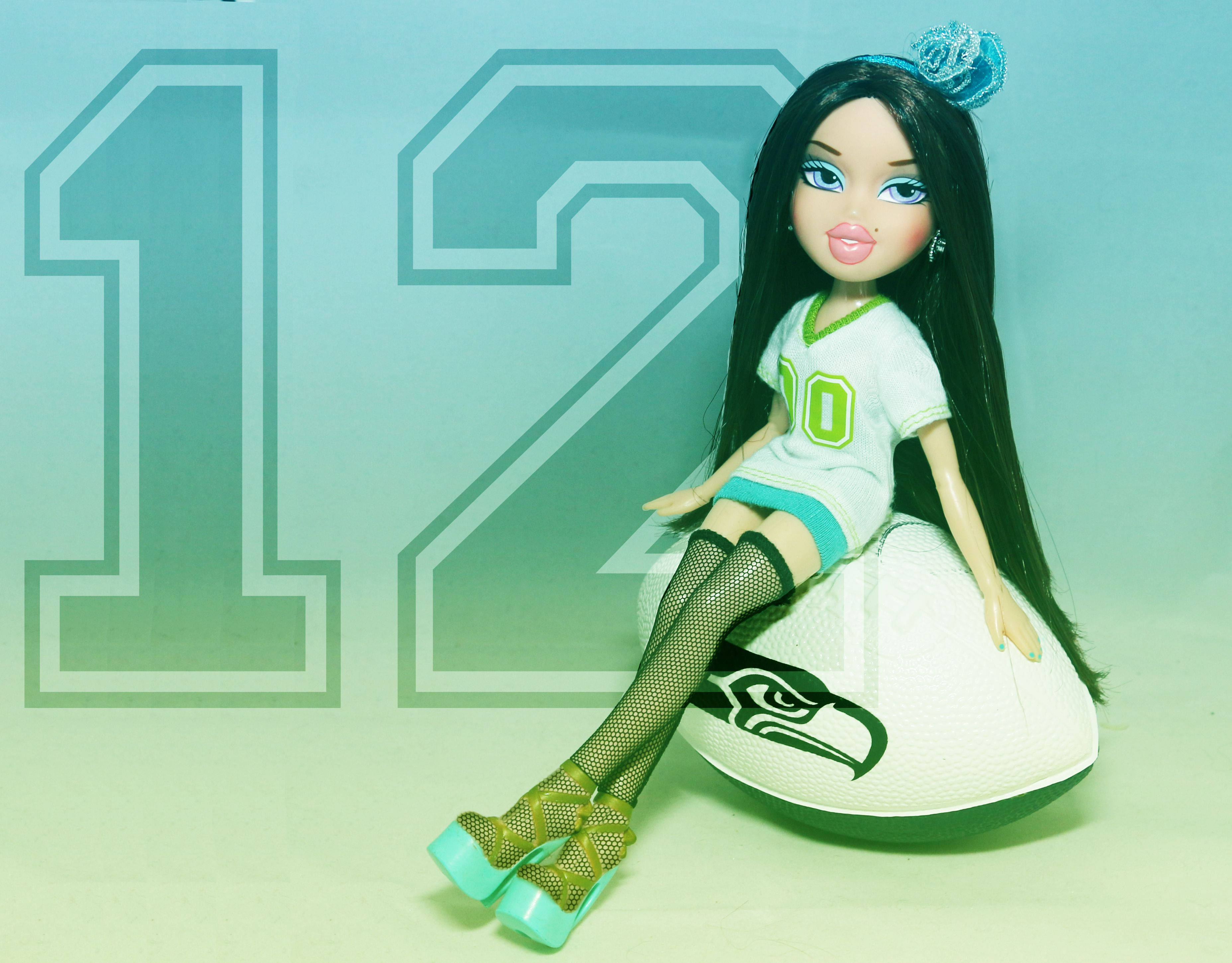 Bratz 桌布 壁紙 — 一個穿著西雅圖海鷹隊球衣的娃娃坐在一個足球上，背景是藍綠色，有一個大數字12。