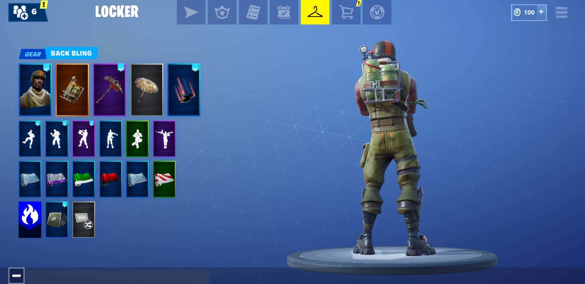Aerial Assault Trooper 桌布 壁紙 — 一個穿著軍裝的 Fortnite 角色站在藍色數位儲物櫃介面的底座上，顯示可自訂的背部飾品。