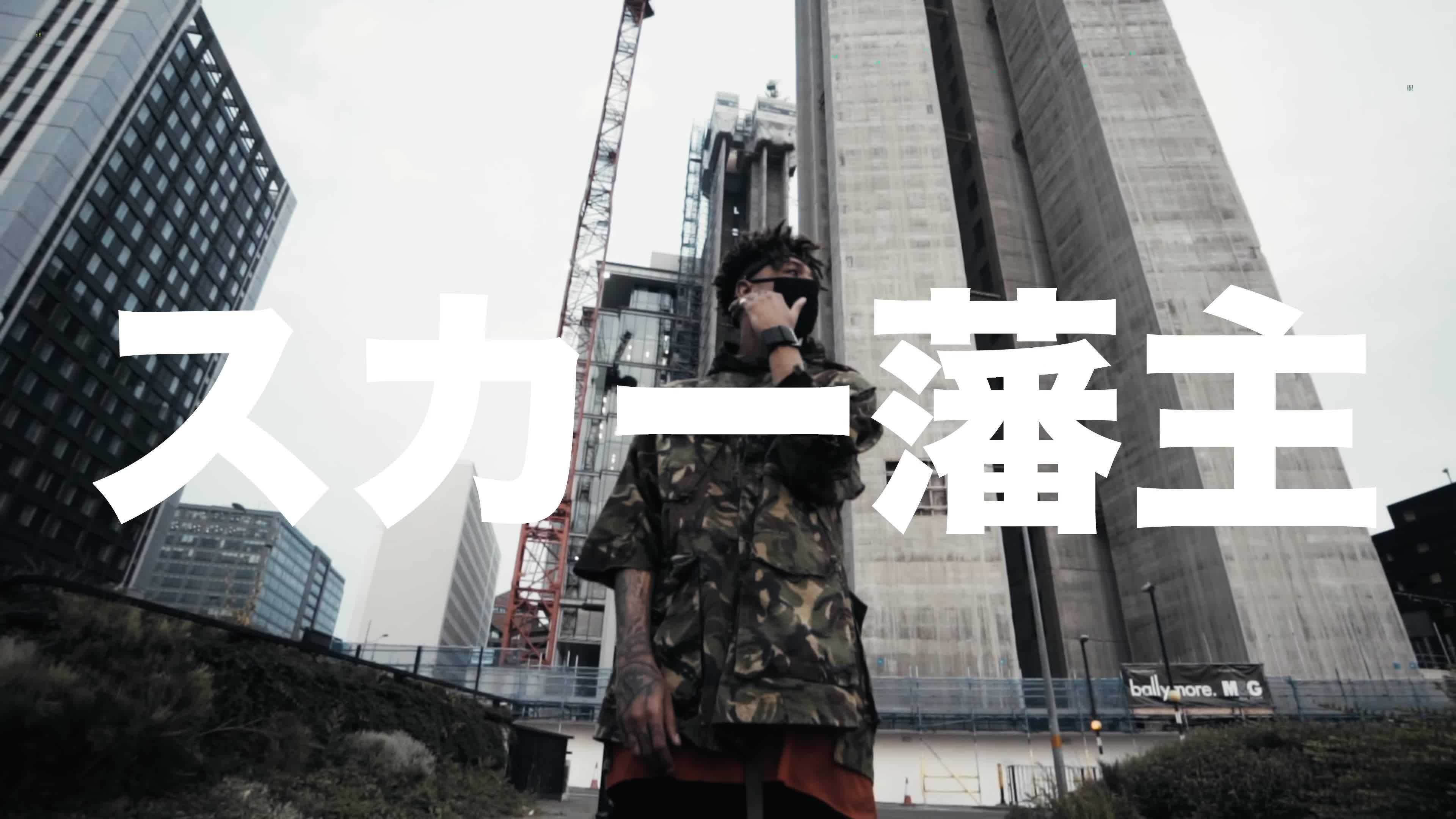 Scarlxrd 桌布 壁紙 — 一個穿著迷彩外套的人站在一個灰塵滿佈的城市建築工地，周圍是高聳的建築物和起重機，天空多雲。