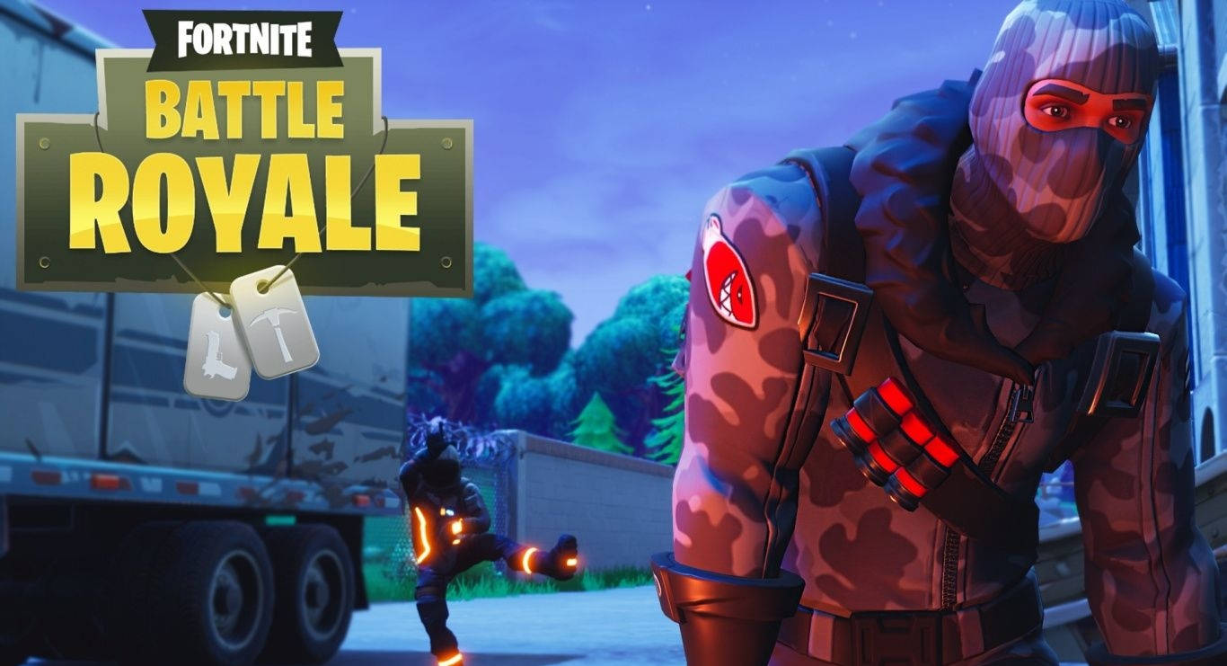桌布 壁紙 — 一個穿著迷彩裝備的Fortnite Battle Royale角色在暮色天空下站在一輛卡車旁邊，帶有發光橙色點綴。