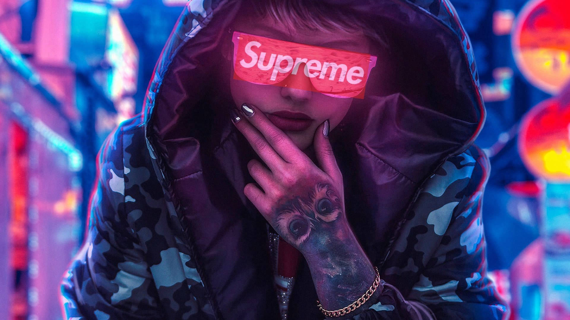 supreme aesthetic 桌布 壁紙 — 一個穿著迷彩連帽衫的人戴著紅色Supreme太陽眼鏡，在霓虹燈照亮的城市背景下觸摸臉部。