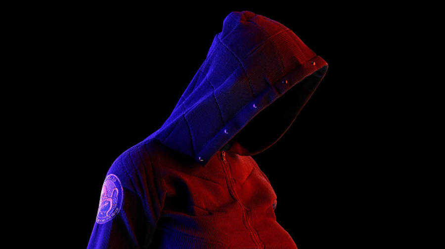 hacker 3d 桌布 壁紙 — 一個穿著連帽外套的人，在黑色背景上被戲劇性的紅色和藍色燈光照亮。