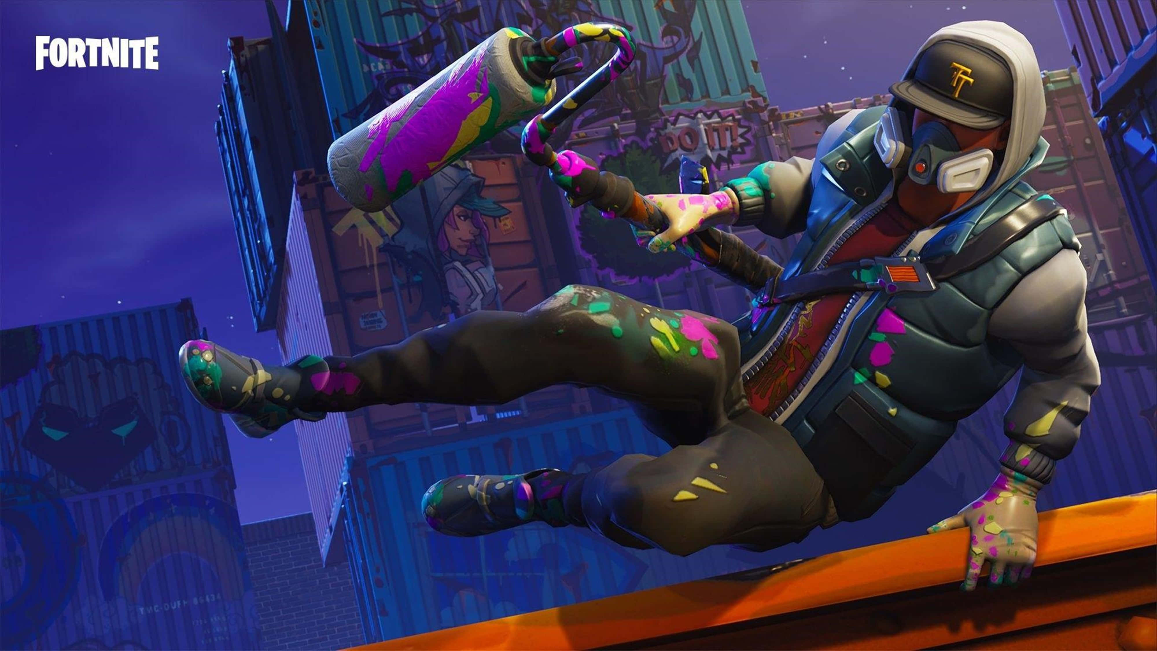Fortnite 桌布 壁紙 — 一個穿著連帽衫和面具的Fortnite角色在黃昏時分，在充滿活力的城市屋頂上揮動沾滿油漆的滾筒。