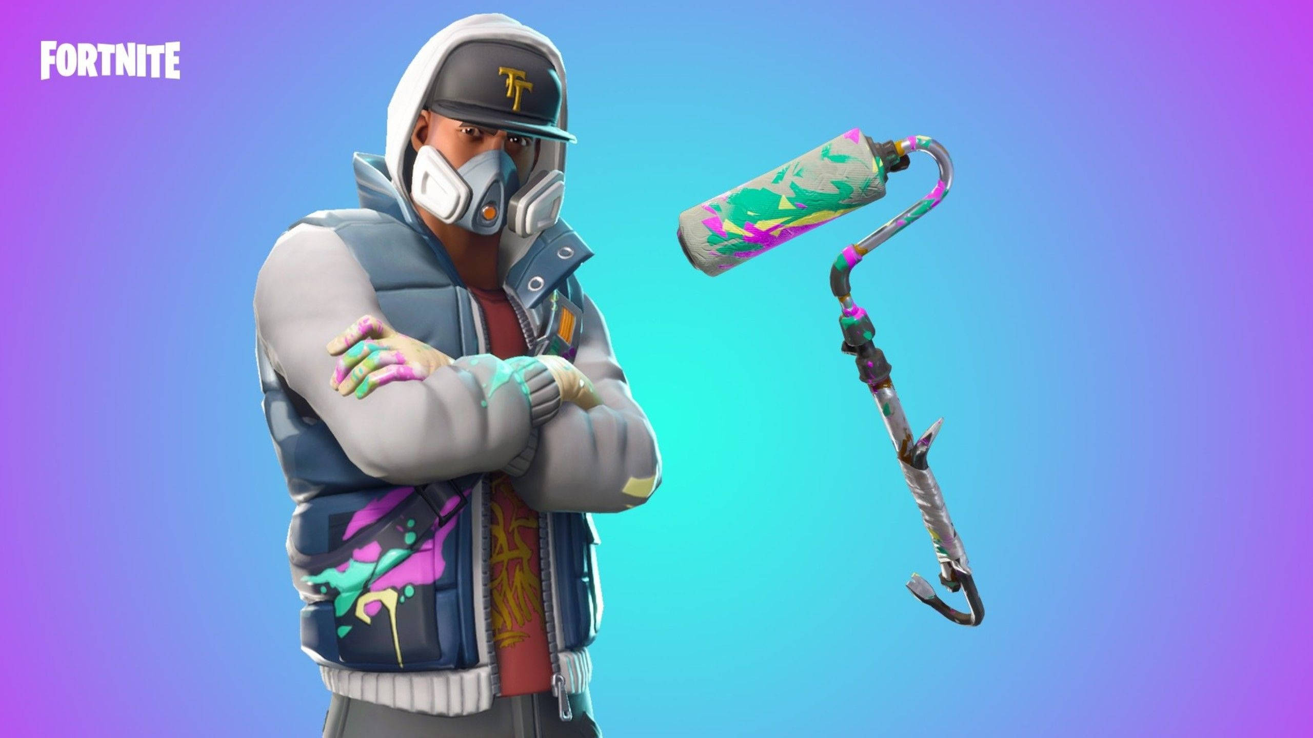 Fortnite 造型 桌布 壁紙 — 一個穿著連帽衫和面具的Fortnite角色，雙手交叉站立，旁邊有一個沾滿油漆的滾筒，背景是紫色和藍色的漸變色。