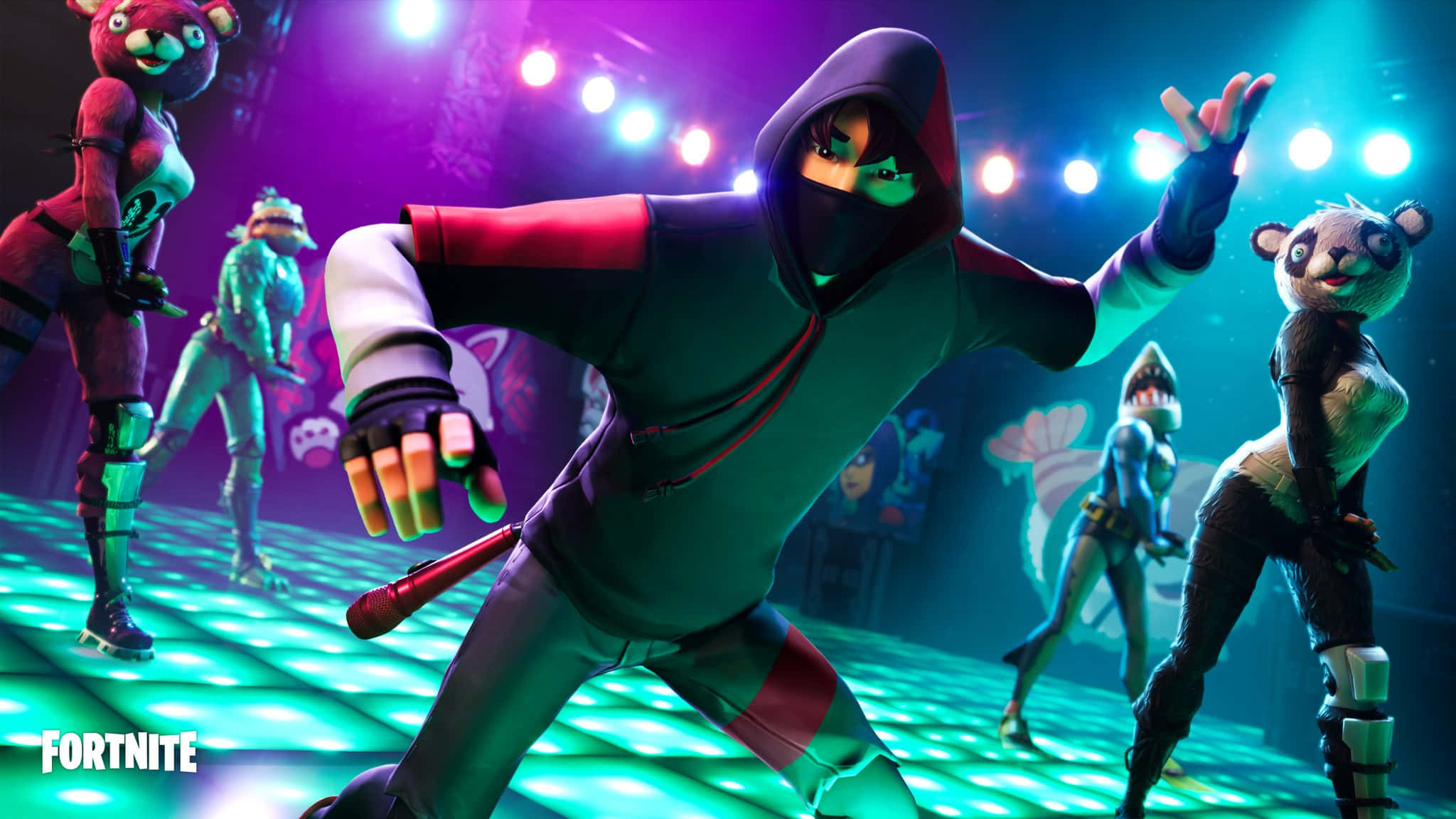 Fortnite Ikonik Skin 桌布 壁紙 — 一個穿著連帽衫的Fortnite角色在充滿活力的紫色和藍綠色燈光下，與其他盛裝的角色一起在發光的舞台上充滿活力地跳舞。