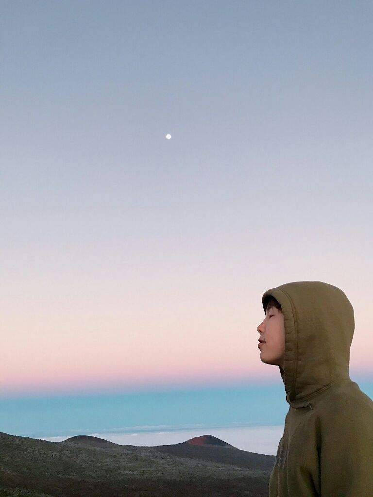 Namjoon 桌布 壁紙 — 一個穿著連帽衫的人凝視著暮色中平靜海洋上升起的月亮。
