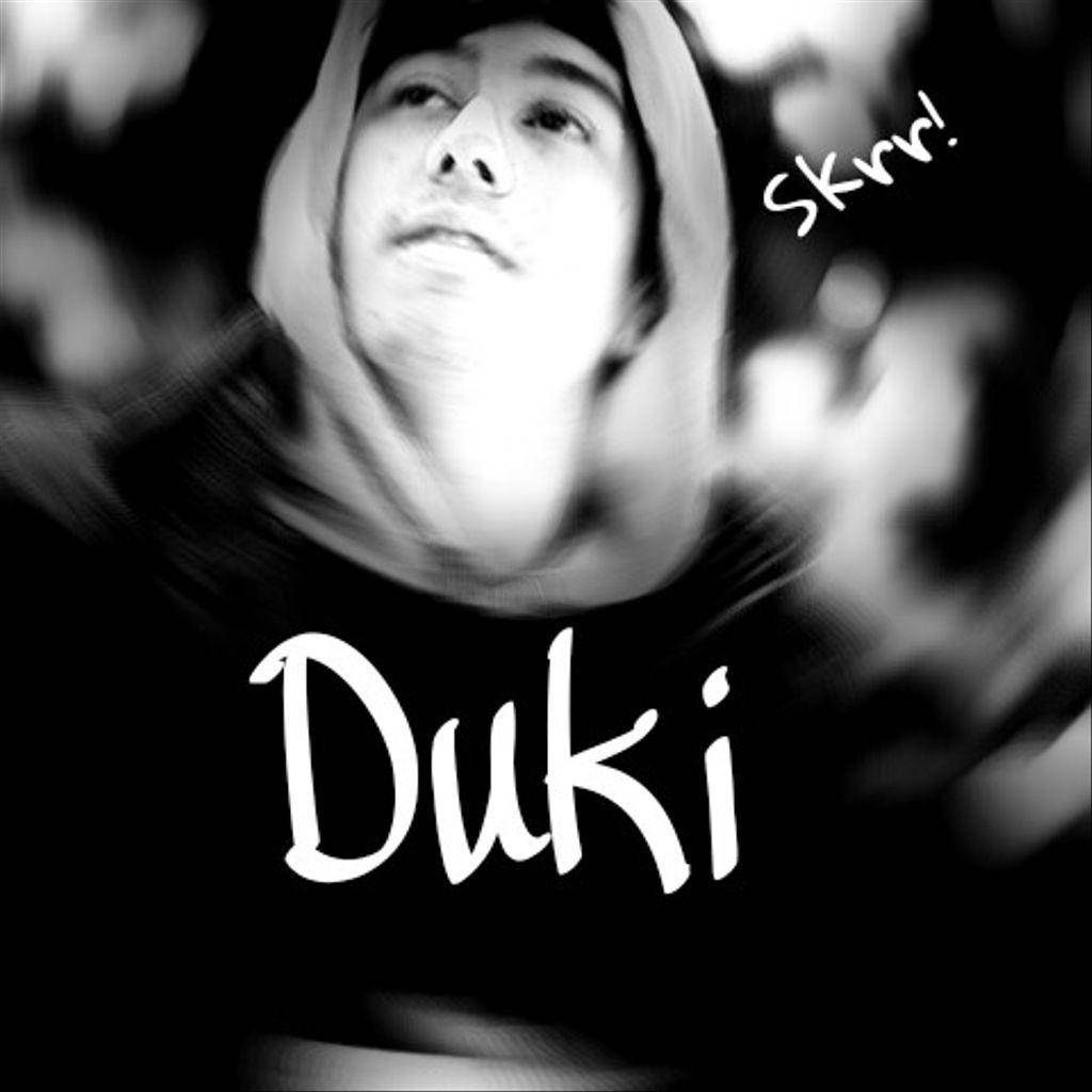  壁紙 — 一個穿著連帽衫的人的黑白動態模糊肖像，上面覆蓋著「Duki」和「Skrr!」文字。