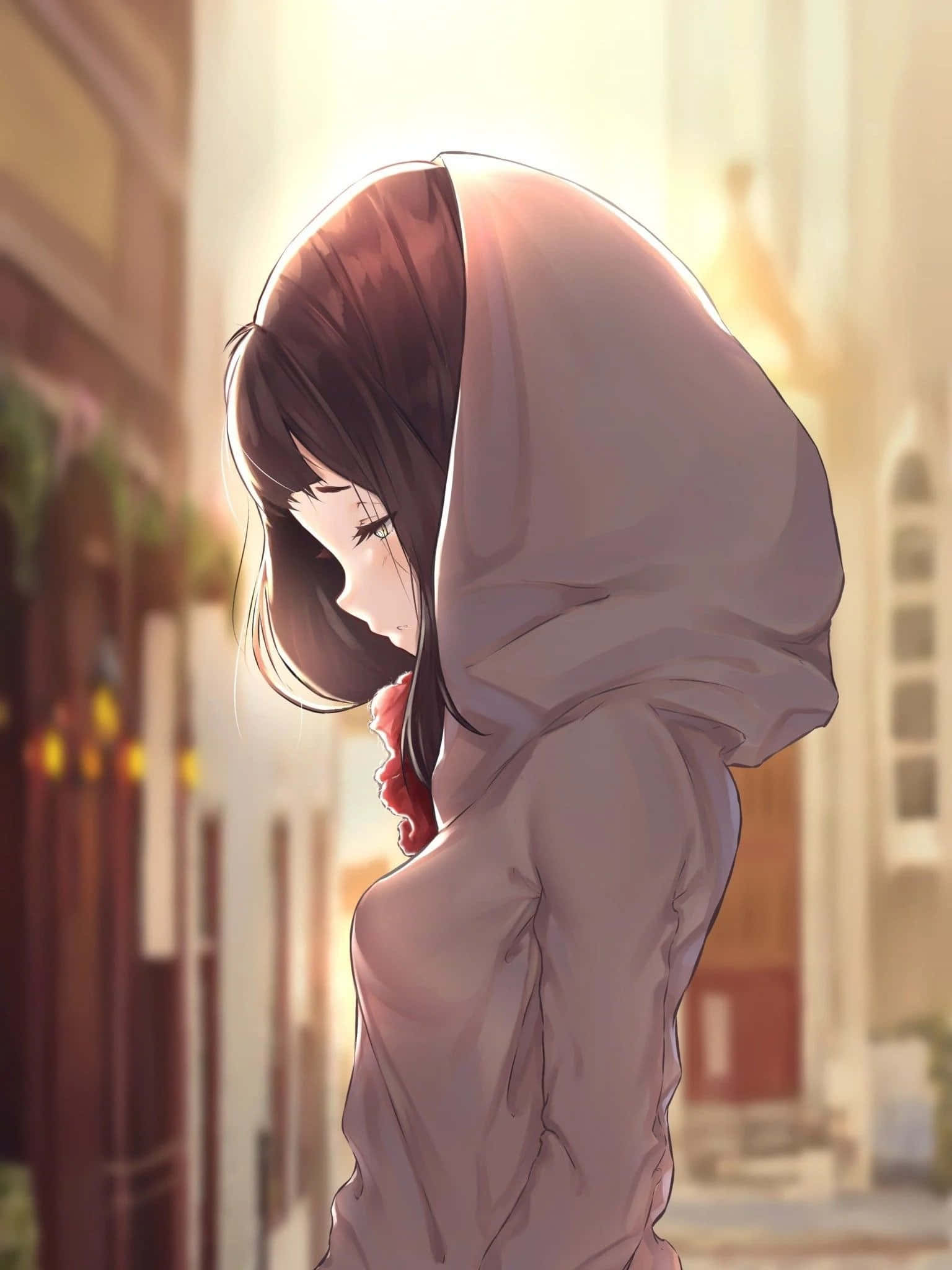 動漫女孩連帽上衣 桌布 壁紙 — 一個穿著連帽衫的年輕動漫女孩站在陽光照射的小巷中，低著頭，眼神低垂，沉浸在寂靜的孤獨中。