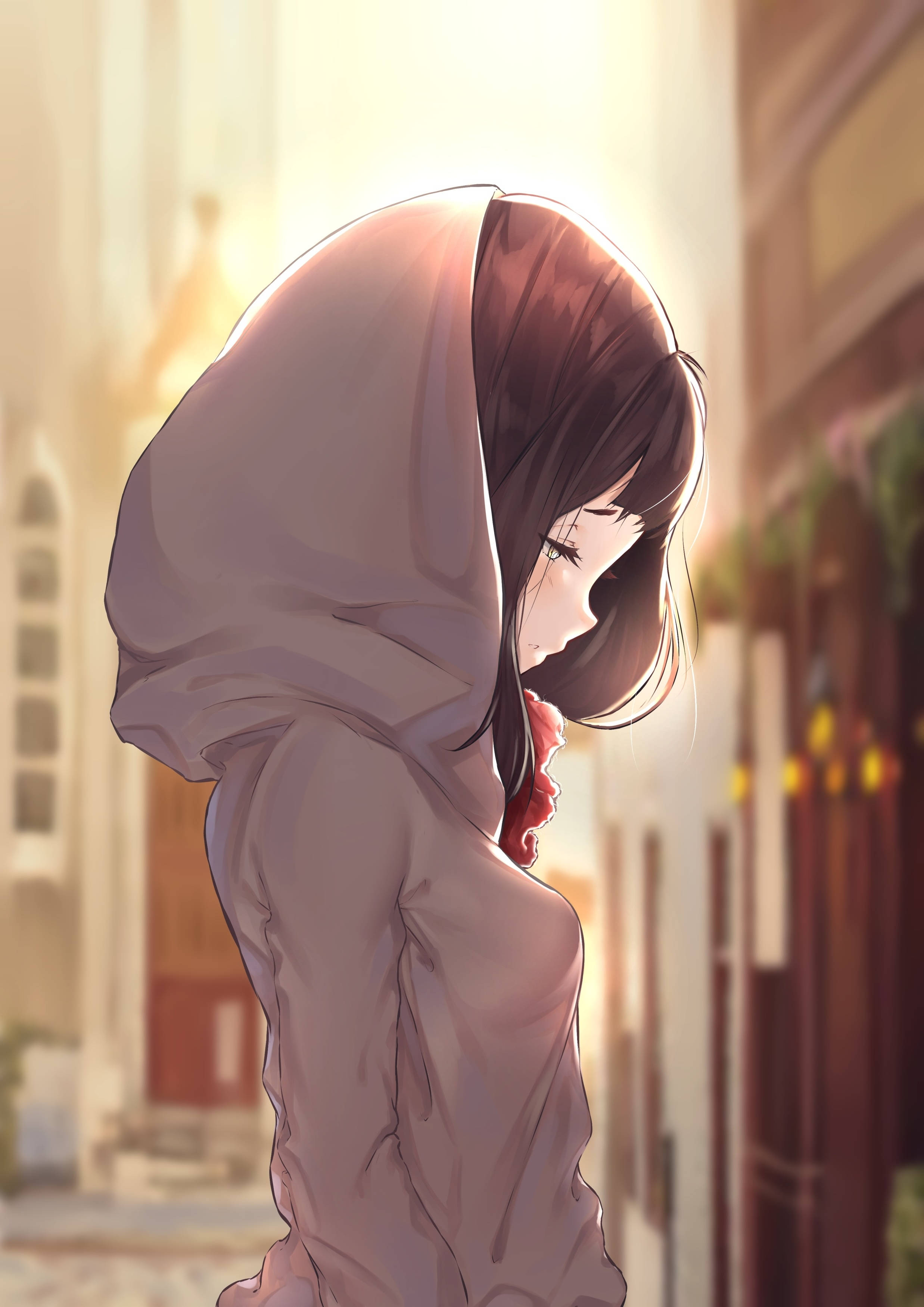 Hoodie 桌布 壁紙 — 一個穿著連帽衫的年輕動漫女孩走在陽光明媚的歐洲街道上，身後閃耀著溫暖的金色光芒。