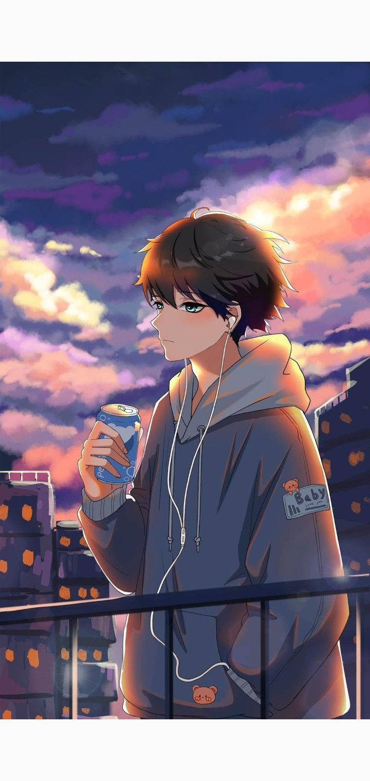 憂鬱少年動漫 桌布 壁紙 — 一個穿著連帽衫的年輕動漫男孩站在陽台上，在充滿活力的暮色天空下拿著飲料和耳機。