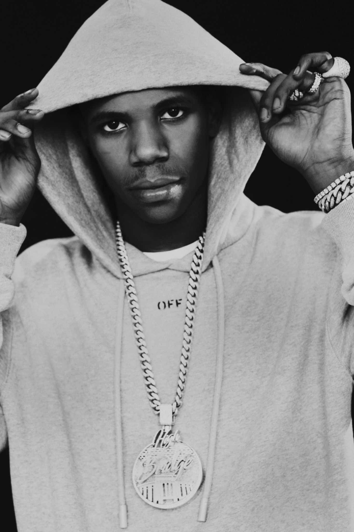 Rappers 桌布 壁紙 — 一個穿著連帽衫的男人調整帽子的黑白肖像，戴著大鏈條和戒指。