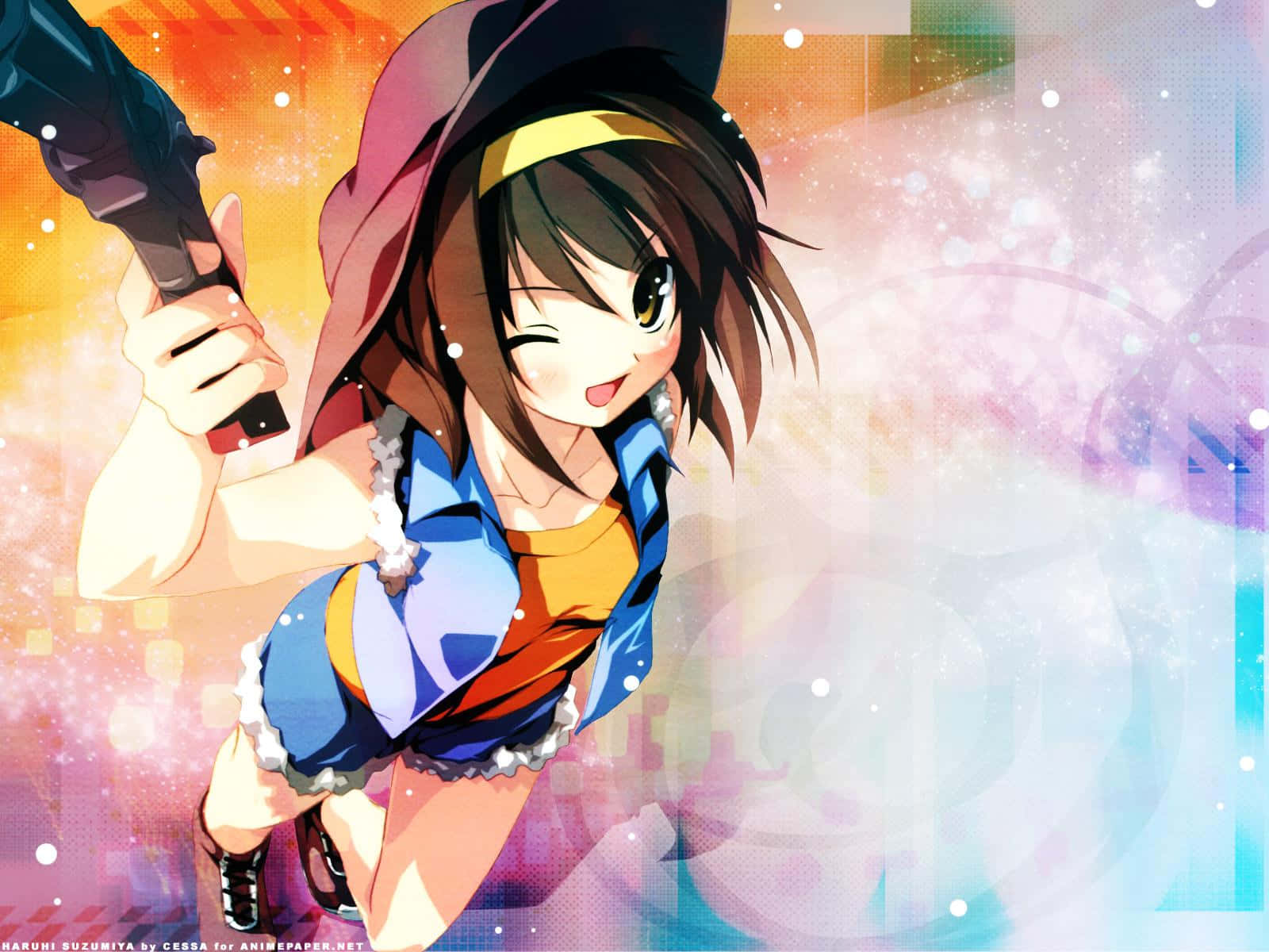 Haruhi Suzumiya 桌布 壁紙 — 一個穿著連帽衫的開朗動漫女孩，在充滿活力的漸變背景前拿著槍眨眼。