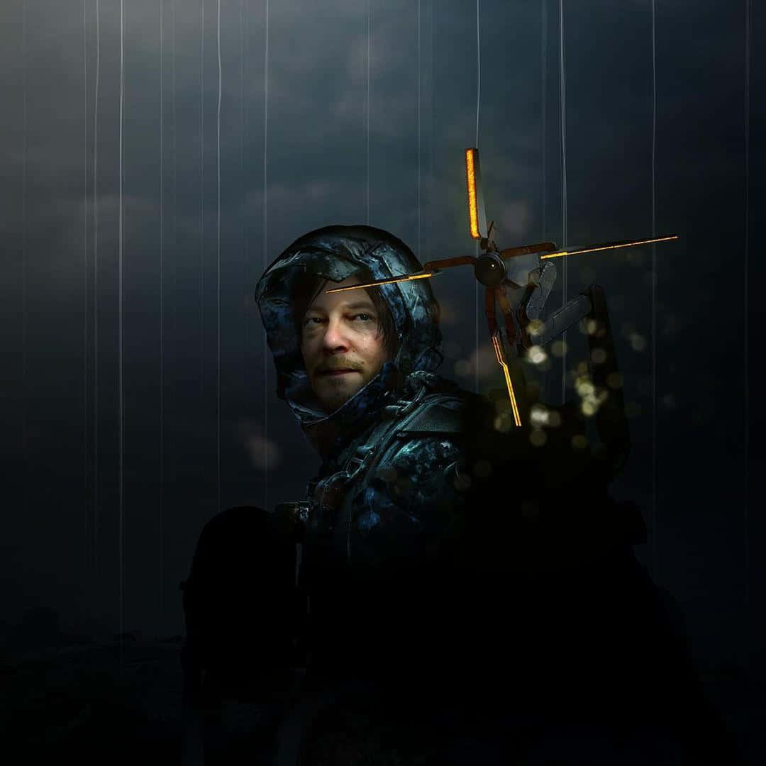 死亡擱淺 4K 桌布 壁紙 — 一個穿著連帽雨衣的男人在暴風雨中站在黑暗的天空下，手持發光的十字弓。