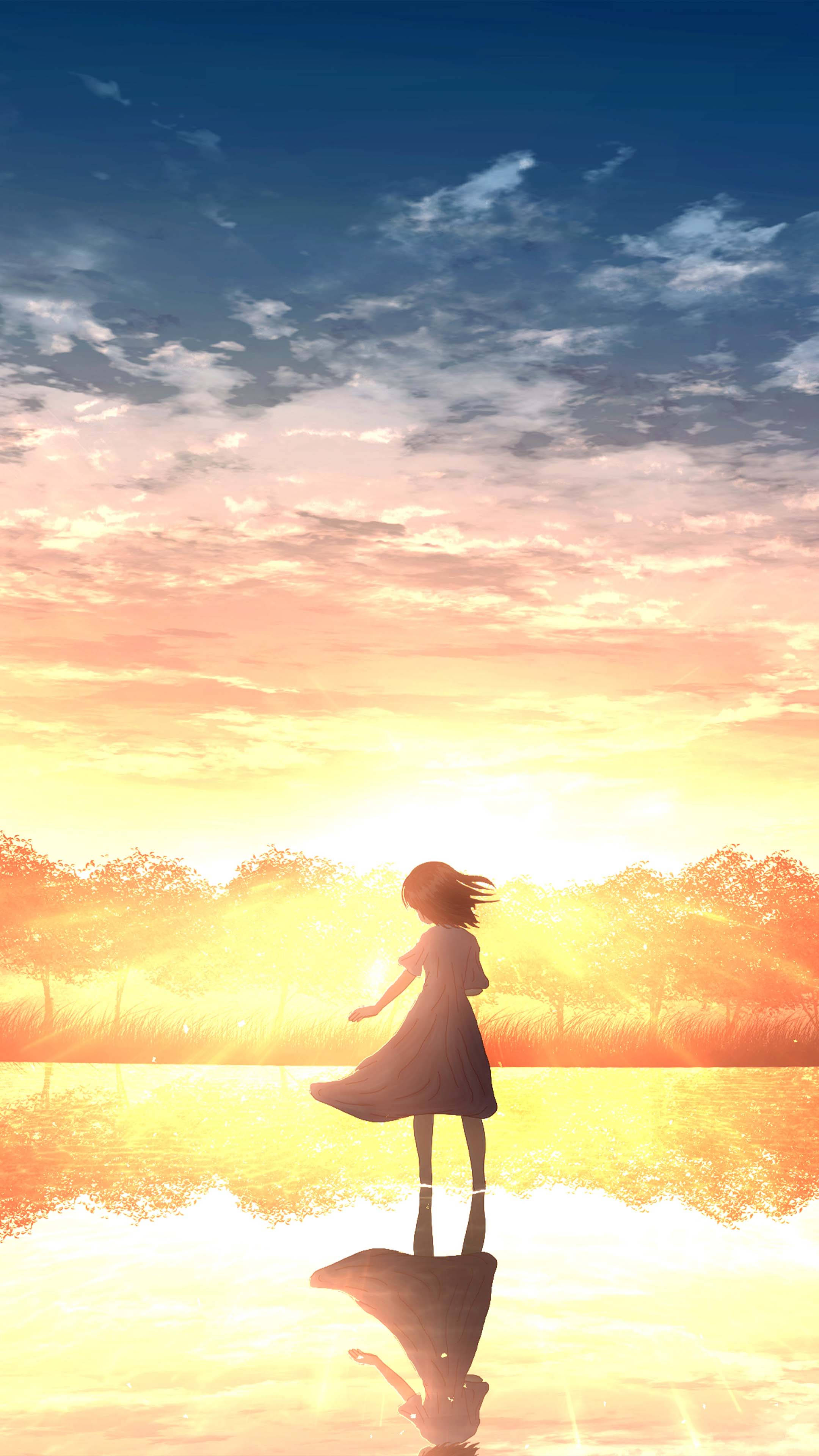 4K HD mobile 桌布 壁紙 — 一個穿著連衣裙的女孩站在水面上夕陽的邊緣，她的剪影倒映著，金色的光芒充滿了天空和樹木。