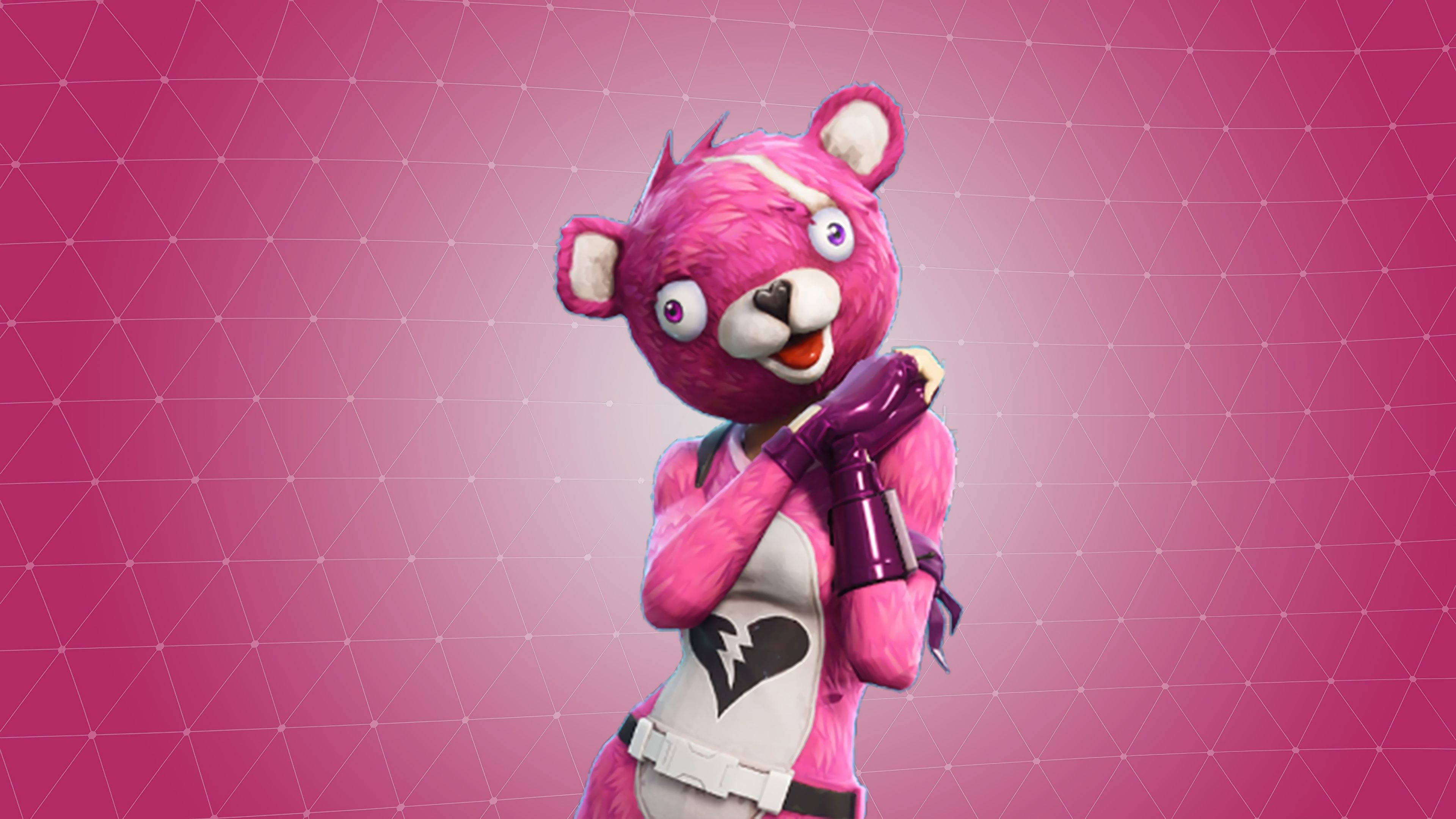 Fortnite 造型 桌布 壁紙 — 一個穿著遊戲服裝的粉紅色毛茸茸熊角色，在漸變粉紅色幾何背景前拿著紫色武器。