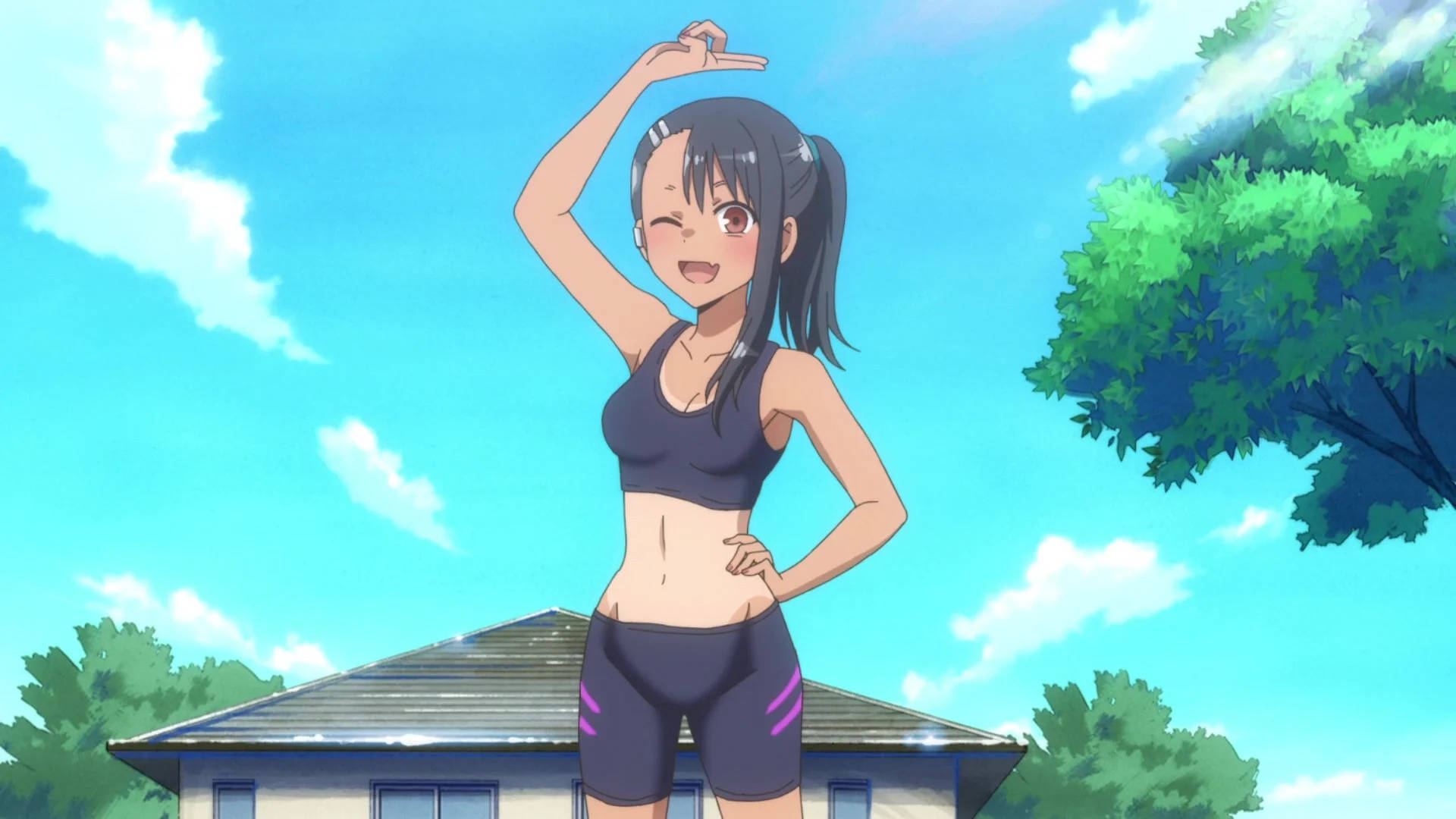 Nagatoro 桌布 壁紙 — 一個穿著運動服的可愛動漫女孩在戶外藍天白雲和綠樹下擺姿勢。