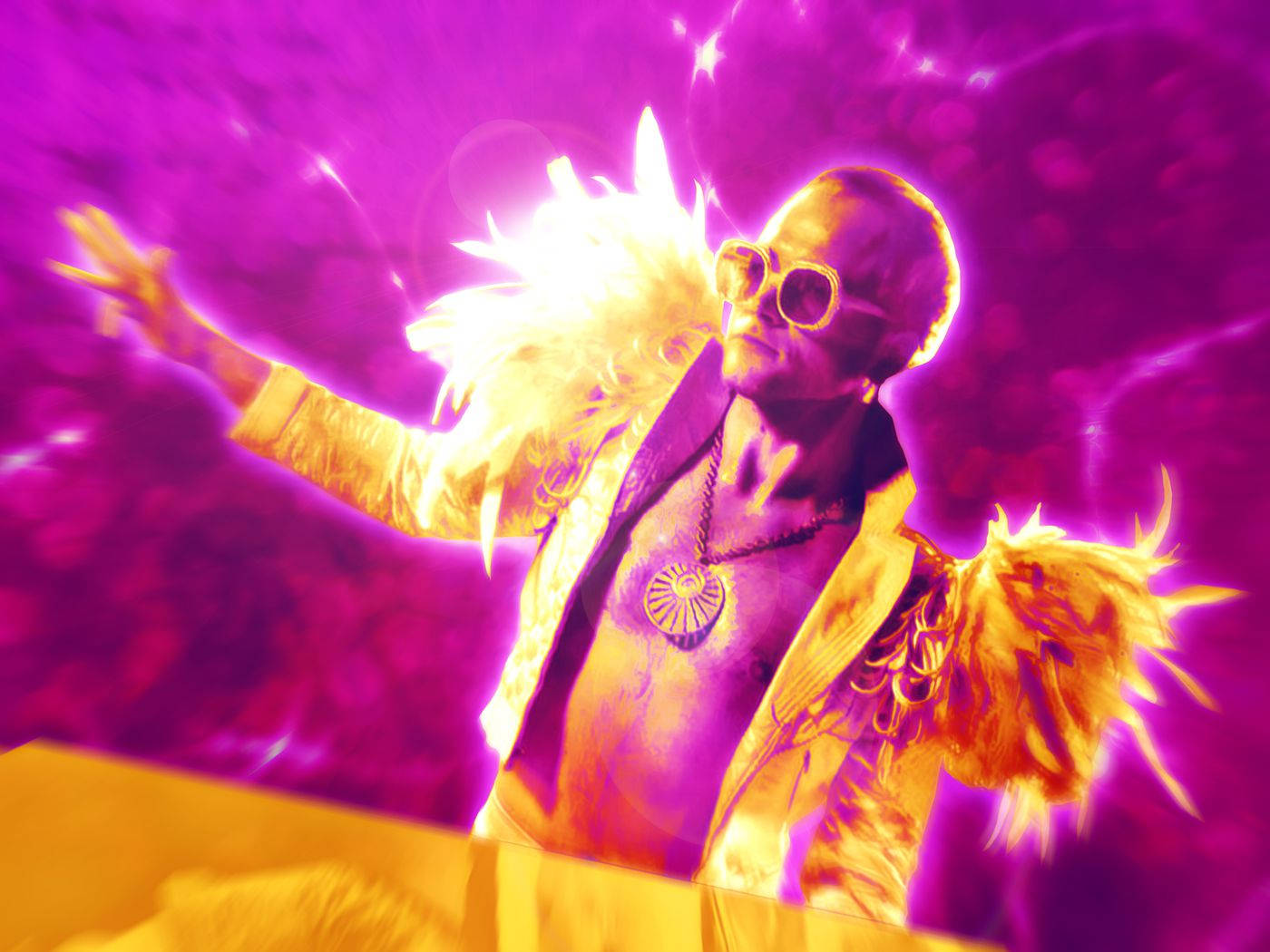 Rocketman 桌布 壁紙 — 一個穿著金色外套和太陽眼鏡的男人，在充滿活力的紫色宇宙背景下散發出熾熱的能量。