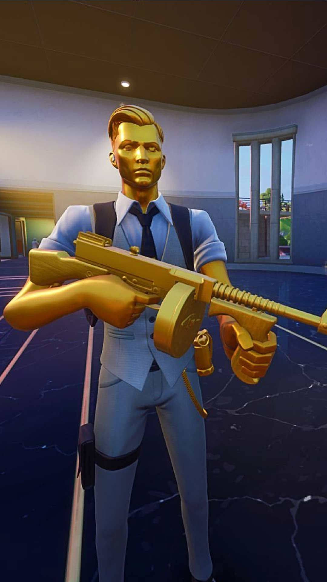 槍枝 桌布 壁紙 — 一個穿著金色盔甲的Fortnite角色身穿西裝，在現代建築物內手持金色衝鋒槍。