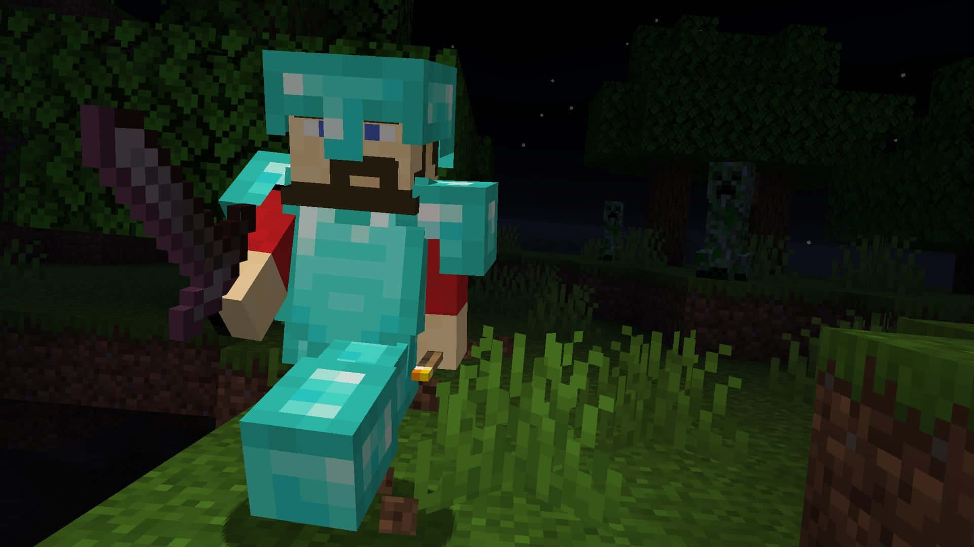 Minecraft Mods 桌布 壁紙 — 一個穿著鑽石盔甲的Minecraft玩家夜晚站在草地森林中，手持劍，背景有發光的眼睛。