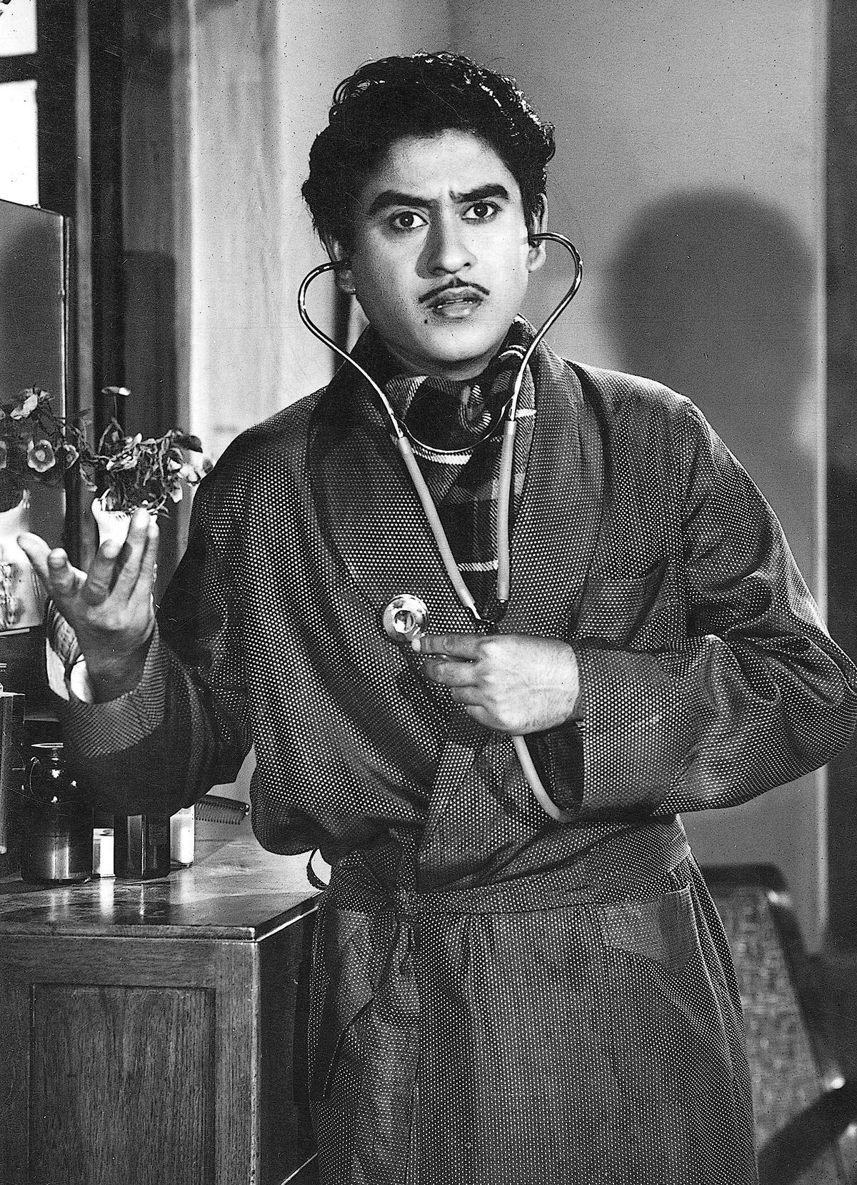 Kishore Kumar 桌布 壁紙 — 一個穿著長袍的男人在復古室內環境中拿著聽診器，表情驚訝。
