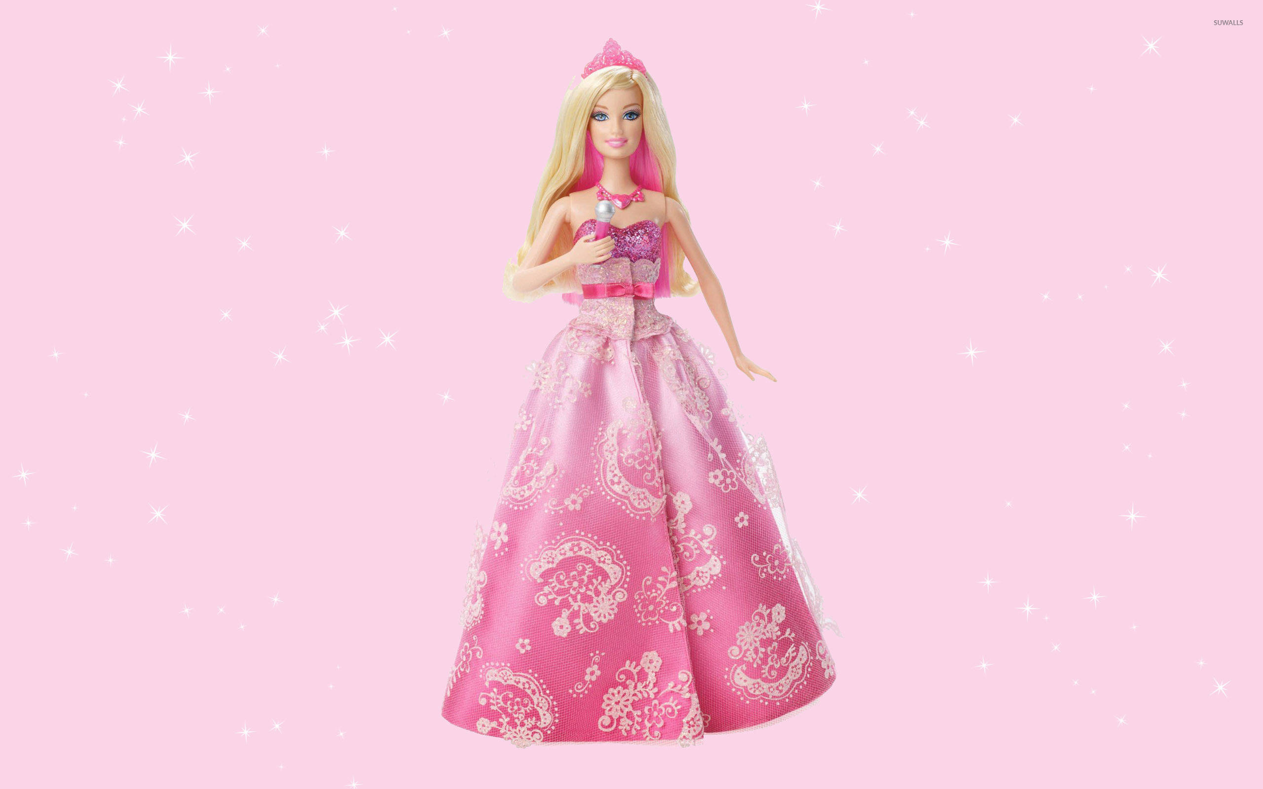 Princess 桌布 壁紙 — 一個穿著閃亮粉紅色禮服、帶有白色花卉圖案的芭比娃娃，站在一個點綴著閃爍星星的柔和粉紅色背景前。