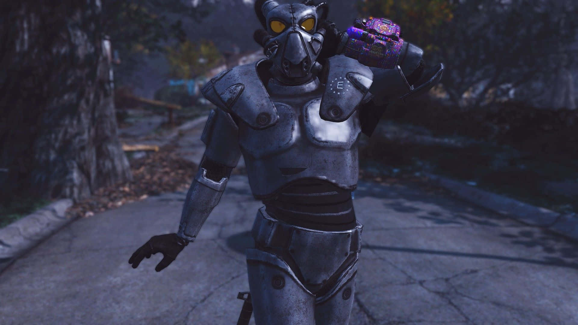 Fallout Enclave 桌布 壁紙 — 一個穿著風化銀色盔甲的機械人型生物走在破裂的城市道路上，手持一個發光的紫色裝置。