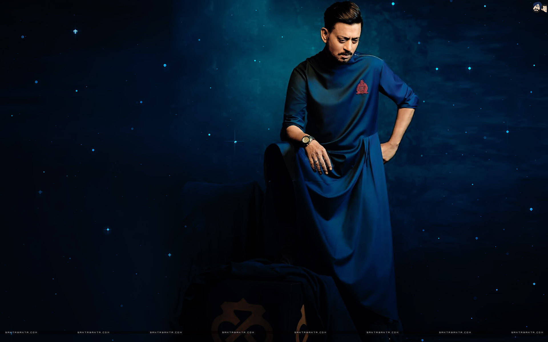 Irrfan Khan 桌布 壁紙 — 一個穿著飄逸藍色庫爾塔的男人自信地站在繁星點點的夜空背景下。