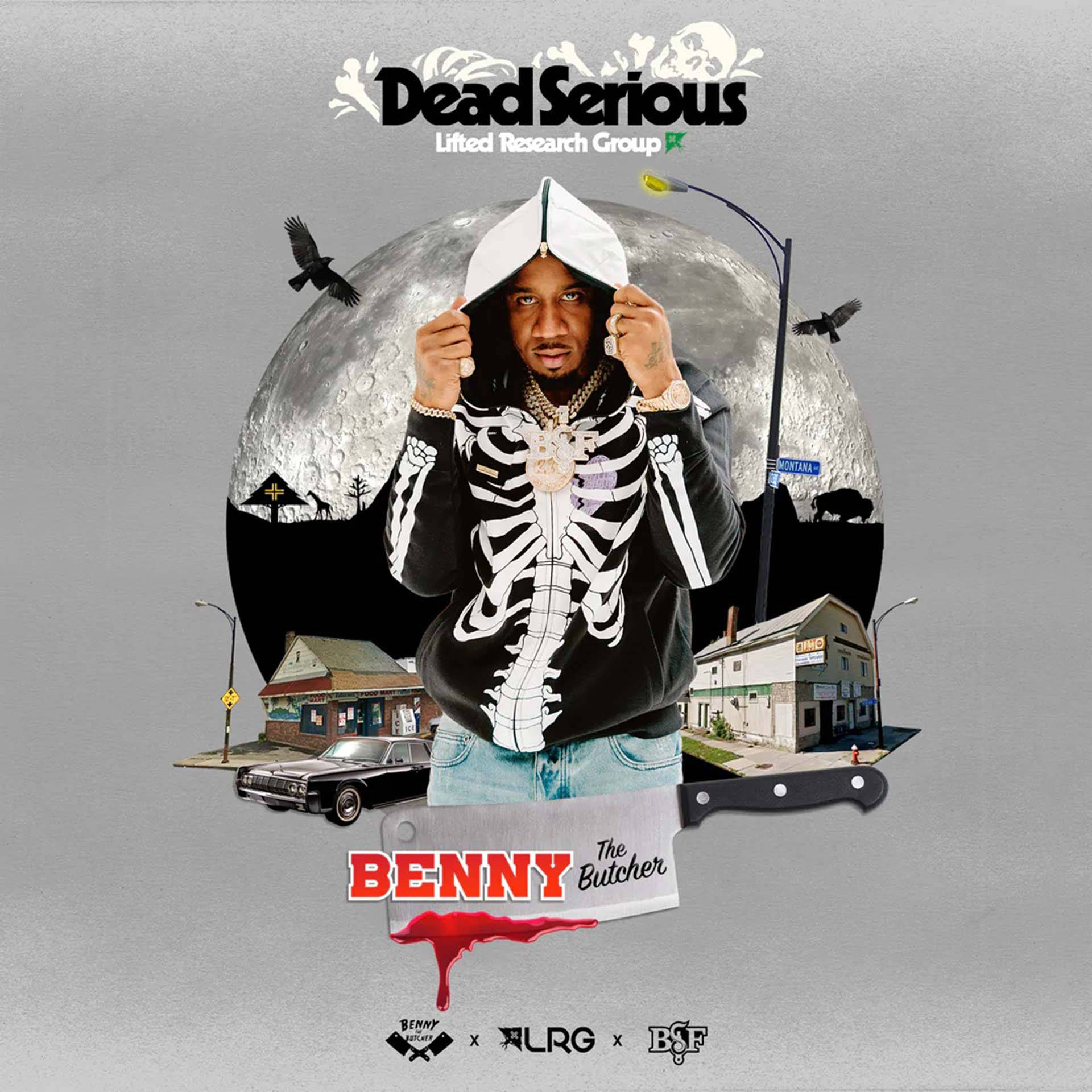 benny the butcher 桌布 壁紙 — 一個穿著骷髏連帽衫的男人站在一個巨大的月亮前，有烏鴉飛翔，周圍是城市街景和一把帶血的切肉刀。