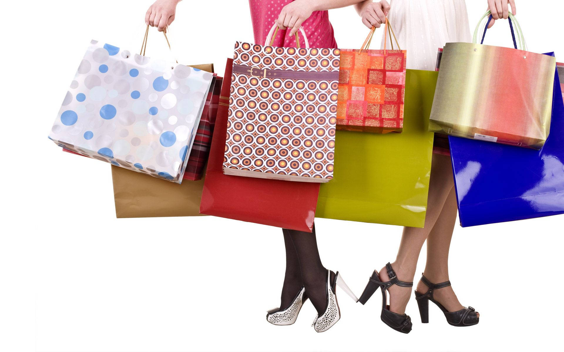 Shopping 桌布 壁紙 — 一個穿著高跟鞋的人拿著多個色彩繽紛的購物袋，背景為白色。