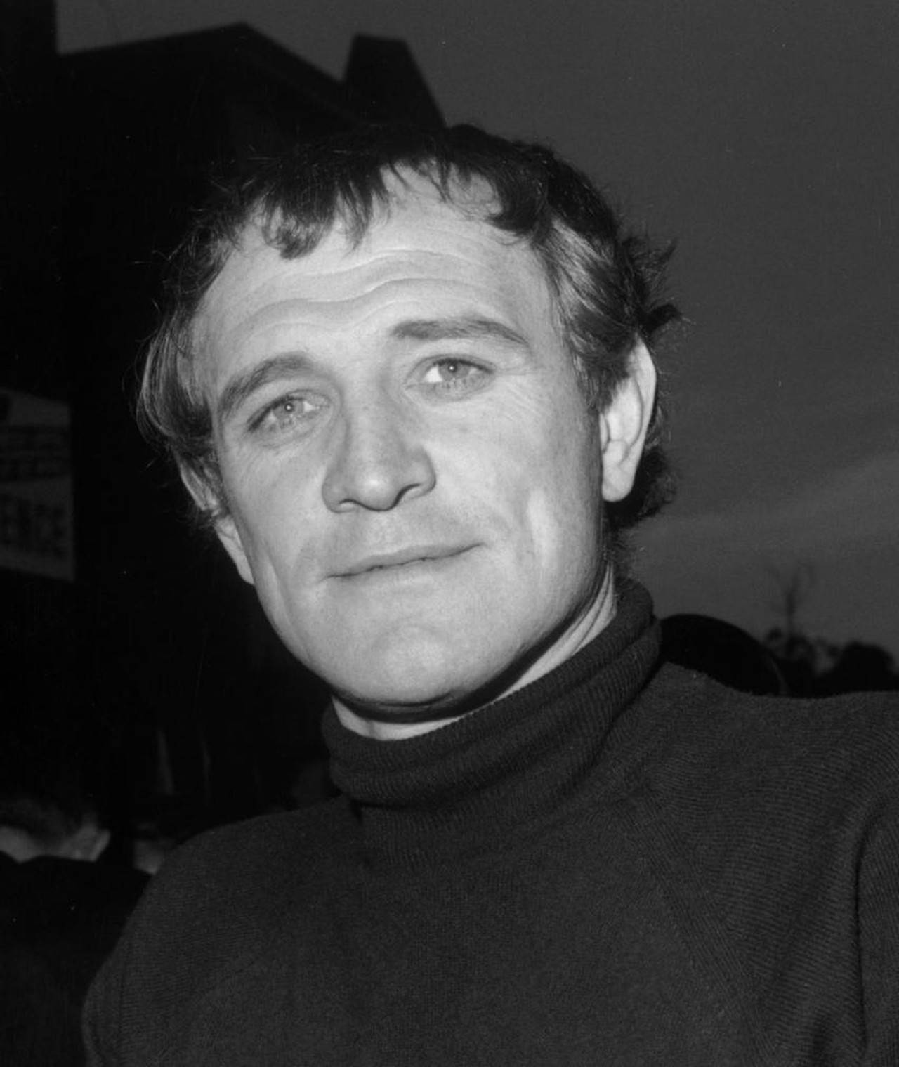 actor 桌布 壁紙 — 一個穿著高領毛衣的男人黑白肖像，直視鏡頭，表情中性。