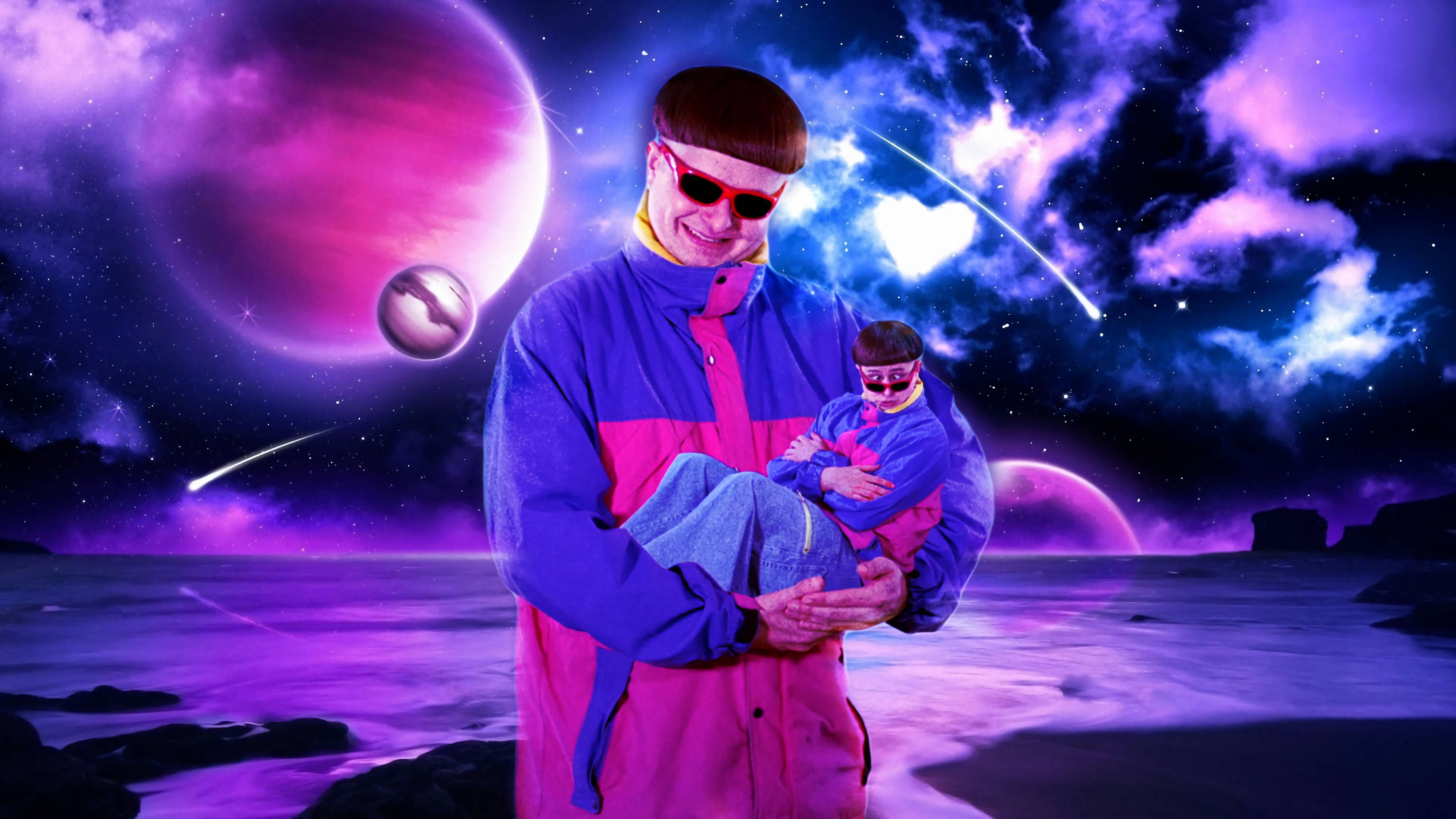 Oliver Tree 桌布 壁紙 — 一個穿著鮮豔90年代外套的男人，在一個超現實的紫色外星人海灘上抱著一個嬰兒，海灘上有漂浮的行星和心形彗星。