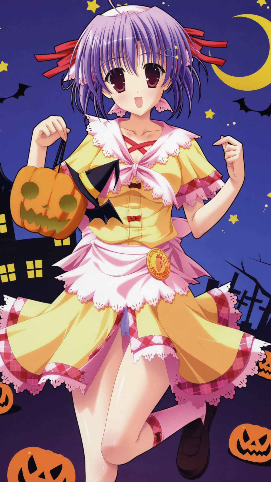 Anime Halloween 桌布 壁紙 — 一個穿著黃色和粉紅色萬聖節服裝的開朗動漫女孩，在新月下拿著南瓜燈。