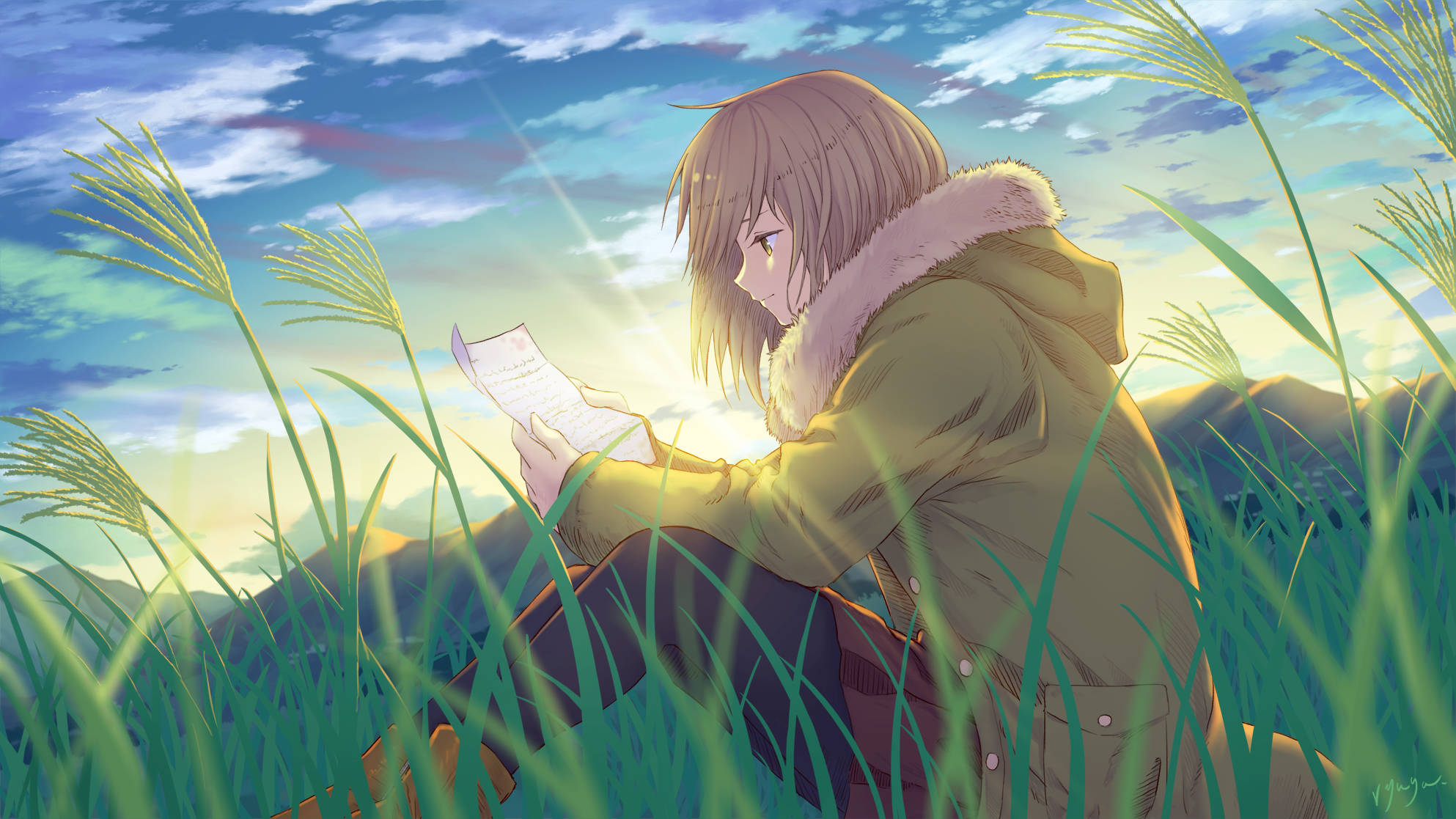 看書 桌布 壁紙 — 一個穿著黃色外套的年輕動漫女孩坐在高高的草地上讀信，金色的陽光透過藍天和柔軟的雲層灑落。