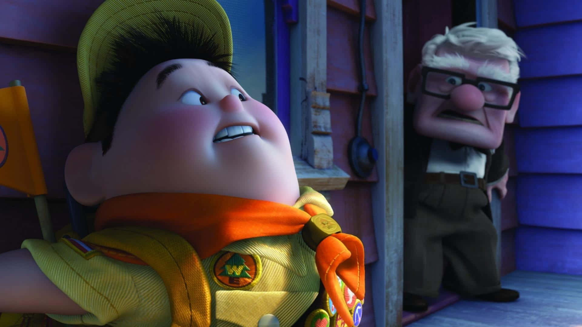 Animated 桌布 壁紙 — 一個穿著黃色童軍制服的小男孩開心地笑著，身後門口有一位戴眼鏡的年長男子探頭出來。