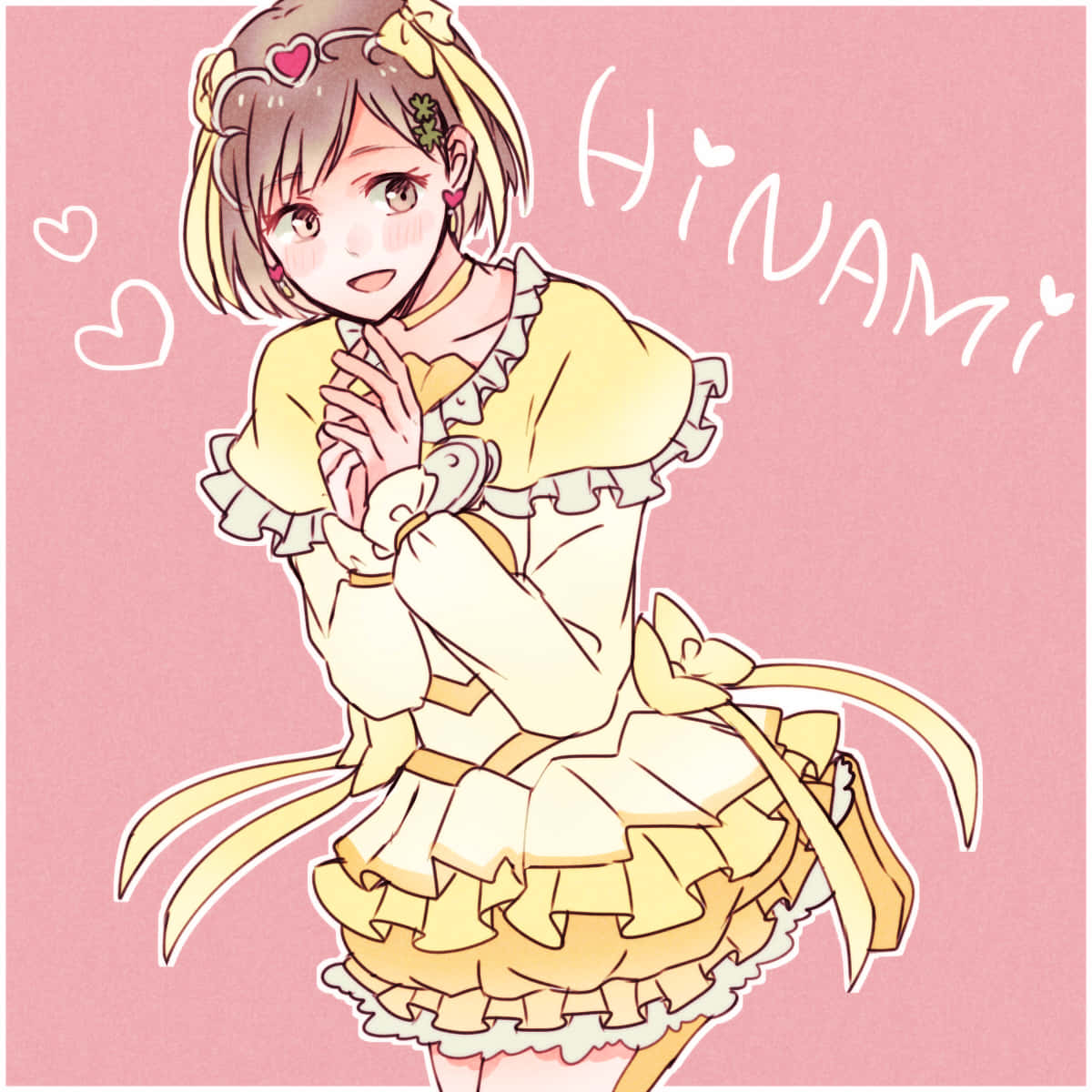 Hinami Fueguchi 桌布 壁紙 — 一個穿著黃色荷葉邊連衣裙的開朗動漫女孩，在柔和的粉紅色背景前微笑，雙手合十，背景有心形和她的名字。