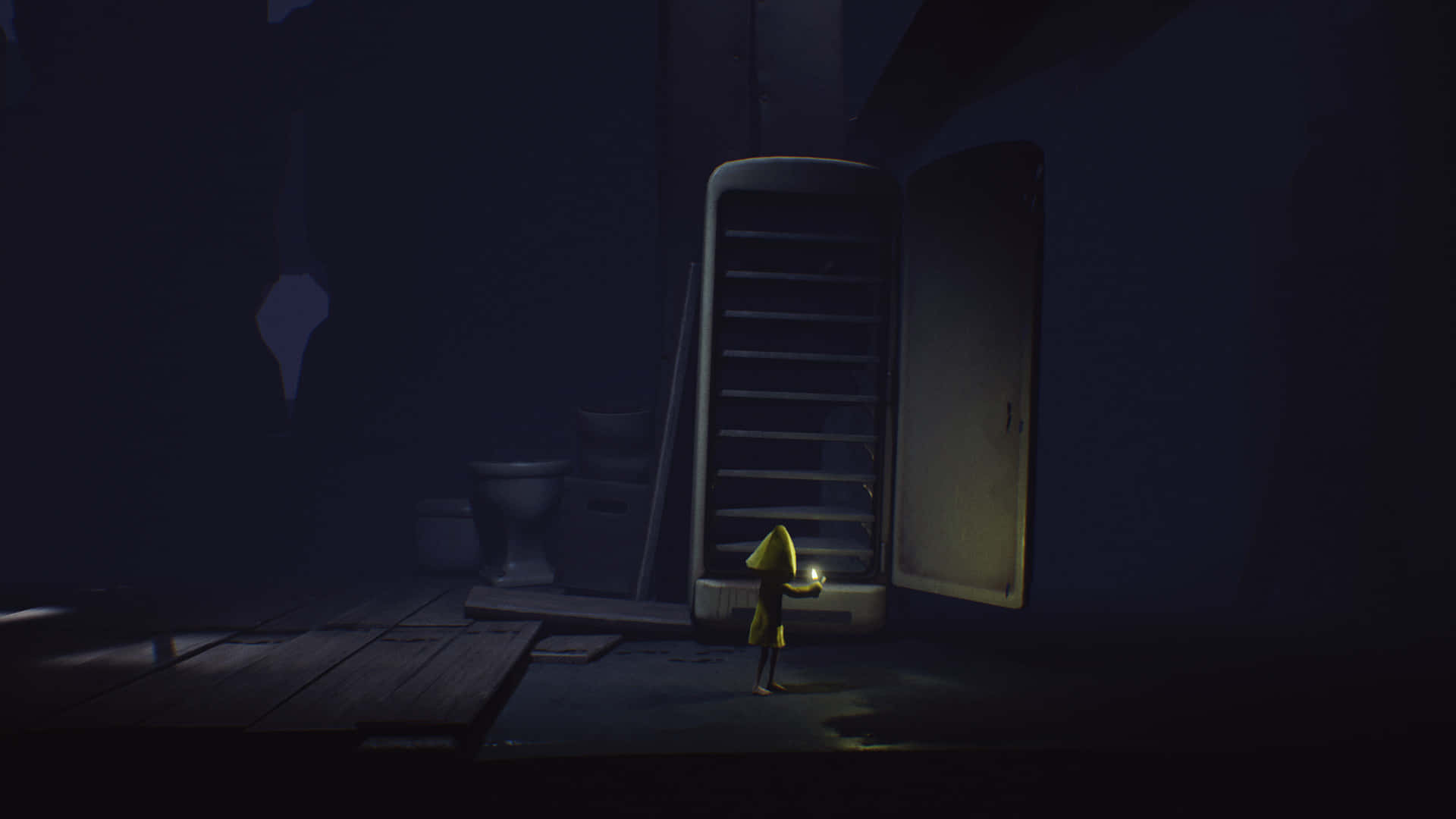 Little Nightmares 4K 桌布 壁紙 — 一個穿著黃色衣服的小人物在一個黑暗廢棄的房間裡拿著手電筒，房間裡有打開的冰箱和馬桶。
