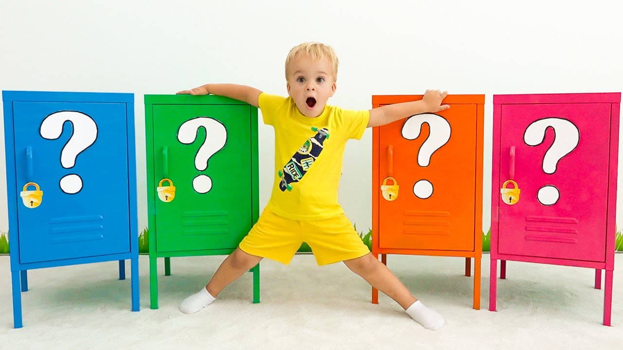 彩色動圖 桌布 壁紙 — 一個穿著黃色衣服的驚訝幼兒，雙腿張開站在四個顏色鮮豔、鎖著的儲物櫃之間，每個儲物櫃上都有一個巨大的問號。