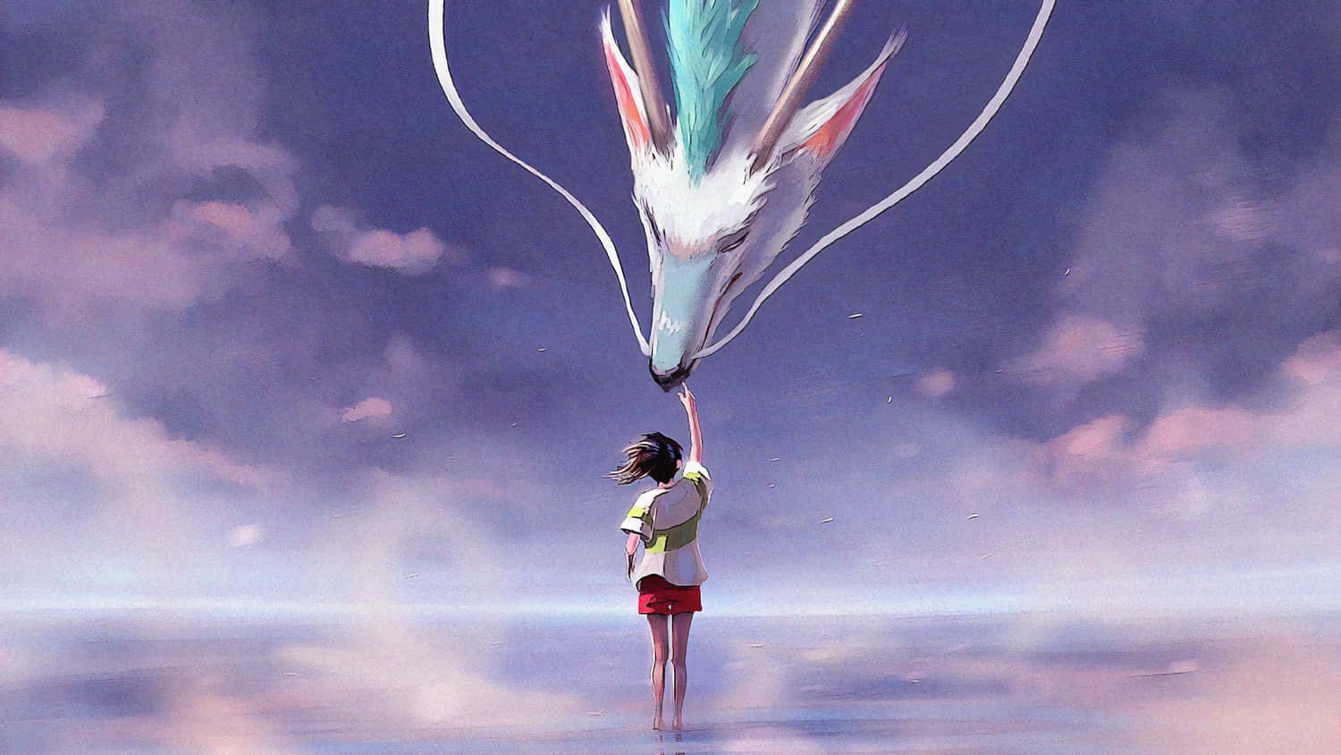 神隱少女 桌布 壁紙 — 一個穿著黃色襯衫的小女孩伸手觸摸一隻雄偉的白龍的鼻子，白龍有藍綠色鬃毛，背景是暮色天空。
