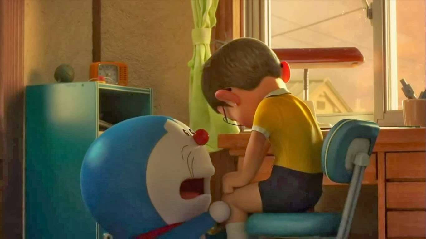 Doraemon 桌布 壁紙 — 一個穿著黃色襯衫的男孩彎腰坐在木桌前，而一個紅色鼻子的藍色機器人驚訝地抬頭看著他。