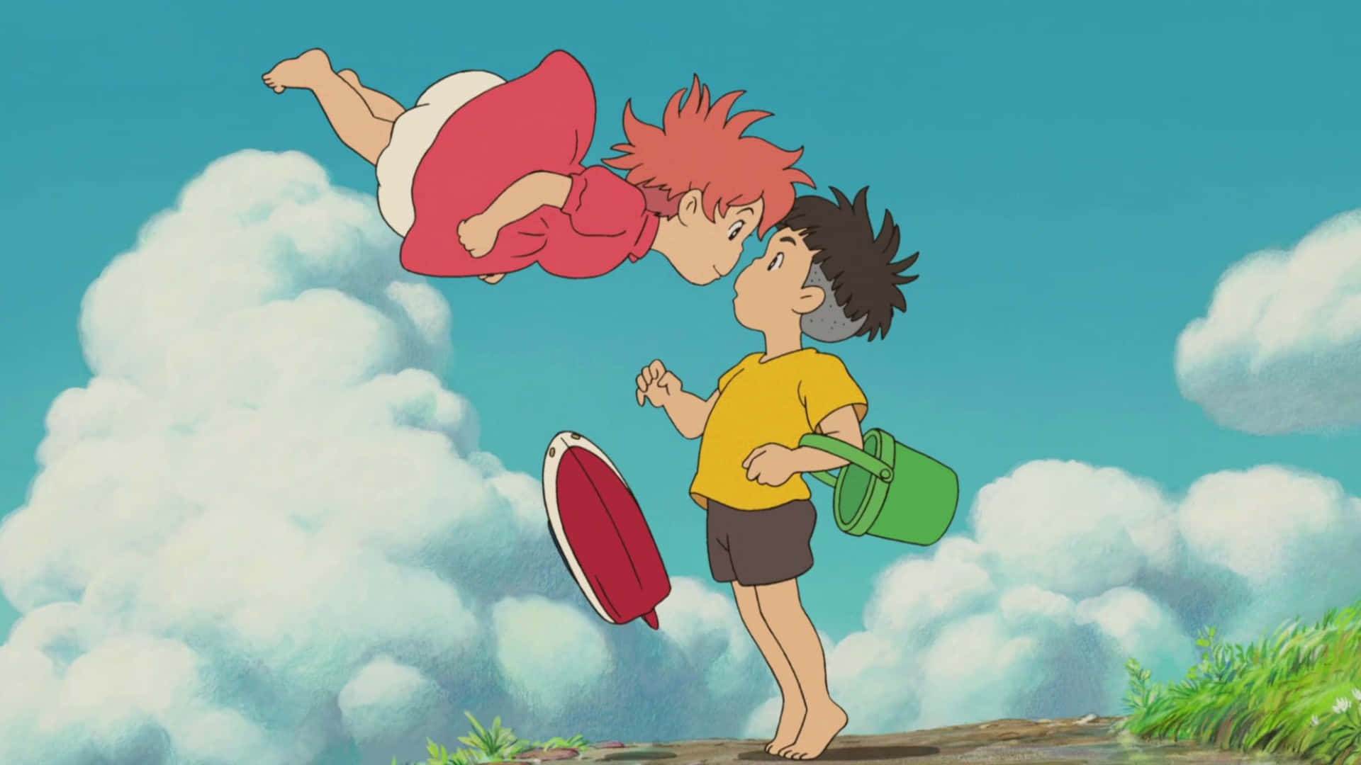 Aesthetic Ghibli 桌布 壁紙 — 一個穿著黃色襯衫的男孩站在長滿草的山丘上，拿著一個綠色水桶，而一個紅髮女孩在他上方的天空中漂浮，背景是藍天和蓬鬆的雲朵。