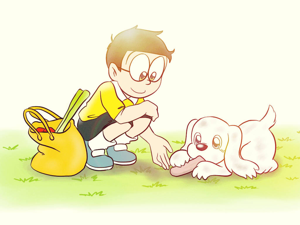 nobita 桌布 壁紙 — 一個穿著黃色襯衫的開朗男孩蹲下撫摸一隻躺在草地上的白色小狗，旁邊有一個黃色袋子。