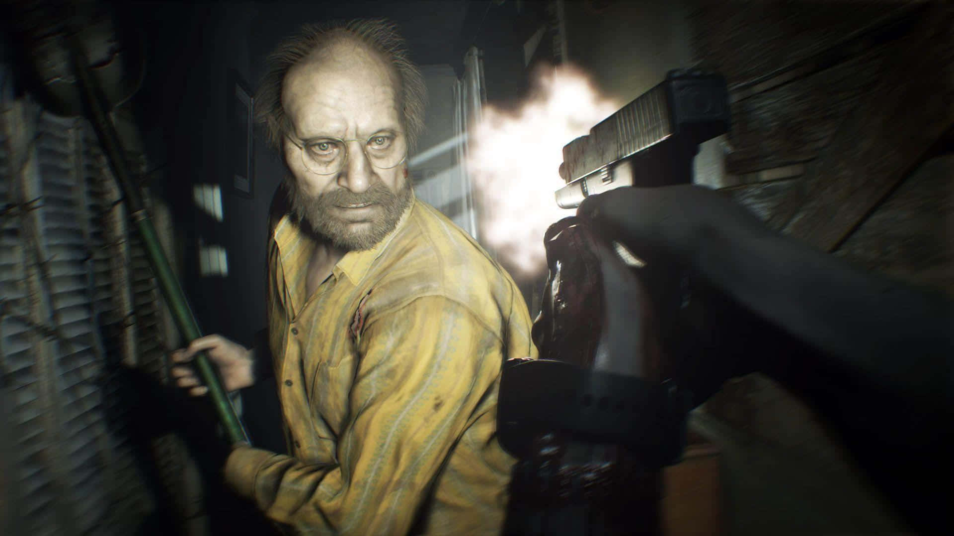 Horror Games 桌布 壁紙 — 一個穿著黃色襯衫的驚恐男子，在一個黑暗骯髒的房間裡，盯著身後開槍的槍支。