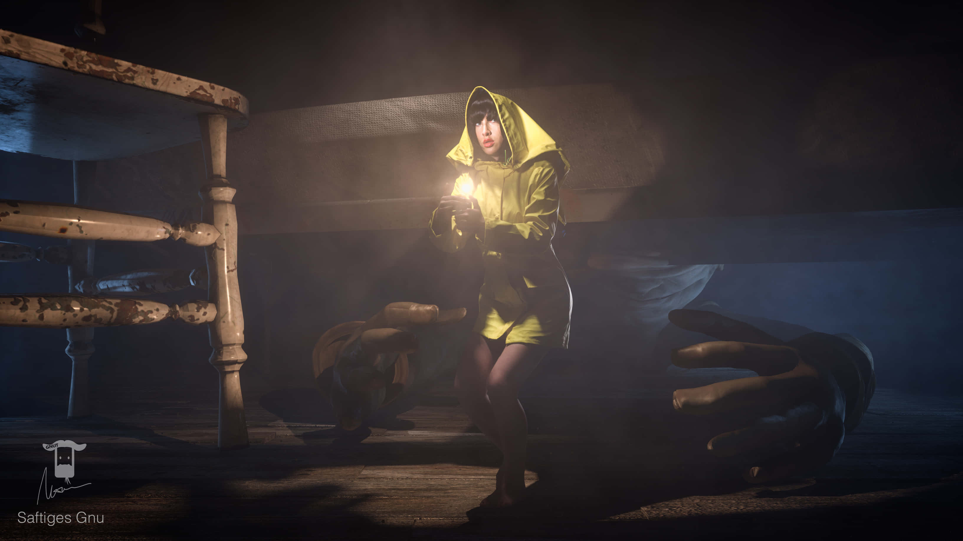 Little Nightmares 4K 桌布 壁紙 — 一個穿著黃色雨衣的人在黑暗有霧的房間裡，手持蠟燭，周圍有陰影手和鄉村風格的椅子。