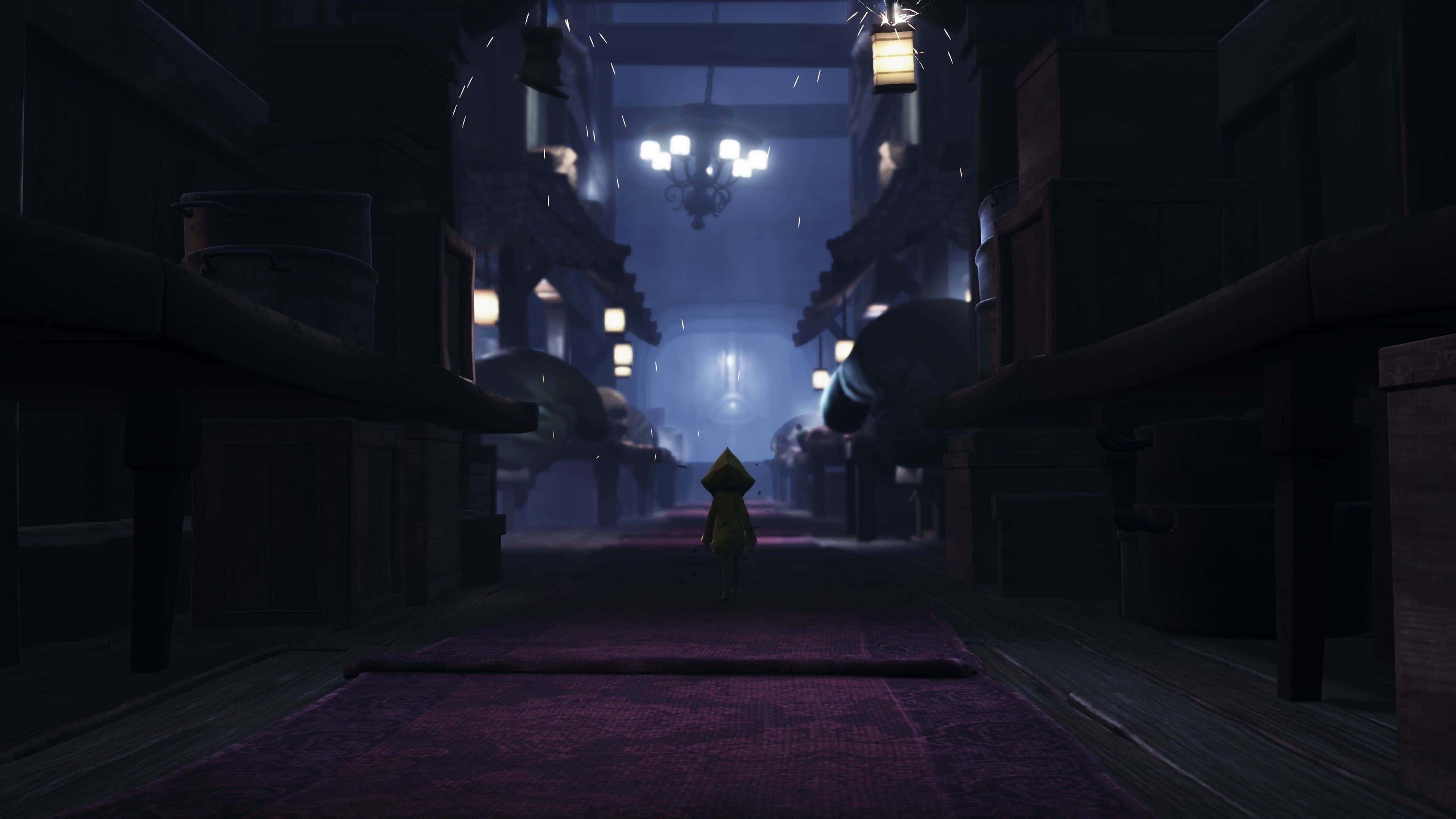 Little Nightmares 4K 桌布 壁紙 — 一個穿著黃色雨衣的小孩，沿著一條燈光昏暗、狹窄的走廊走著，走廊兩旁擺放著木架和掛著的燈籠。
